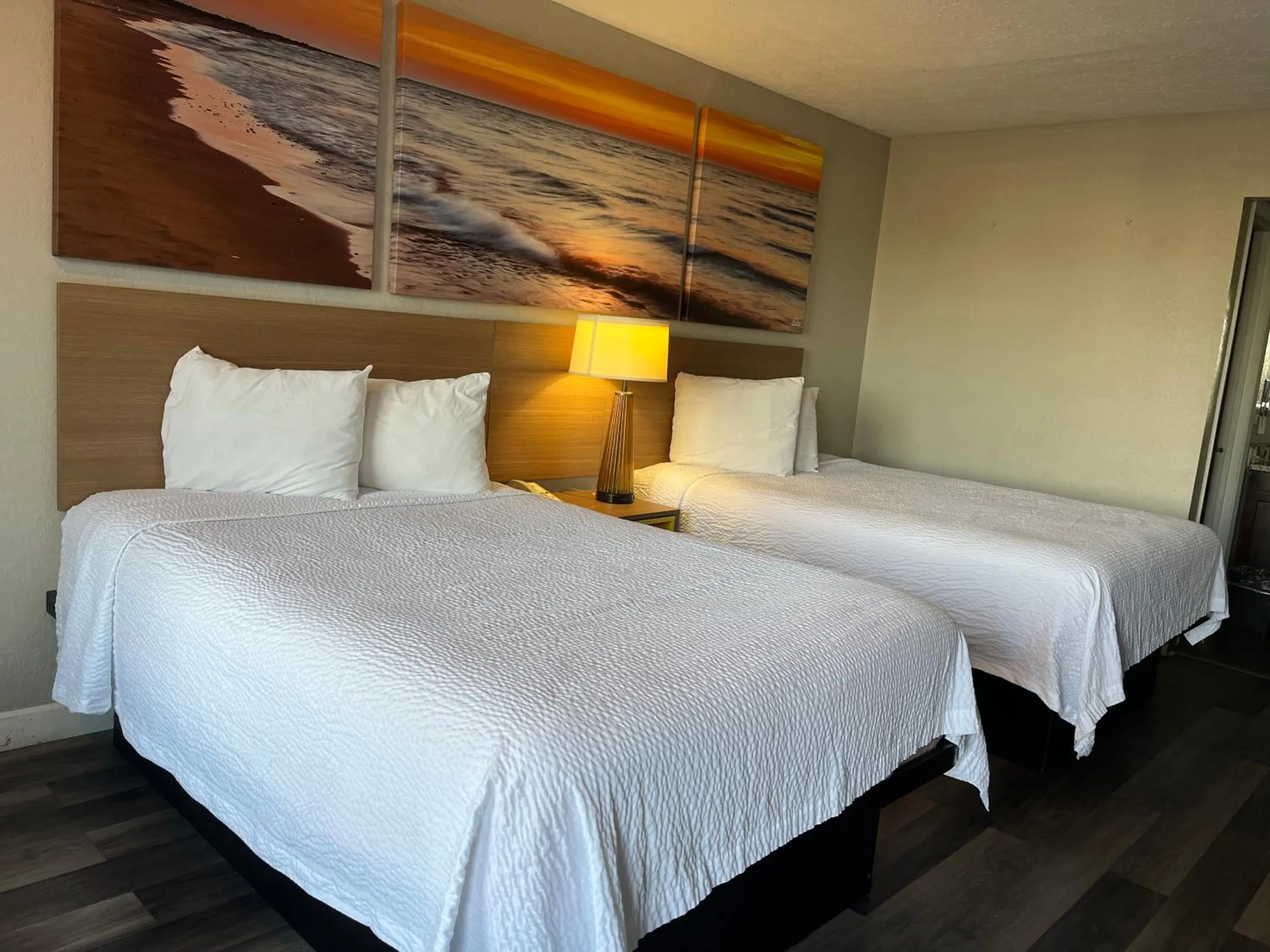 Photo of the whole room, Bed in Days Inn & Suites by Wyndham Dayton North
