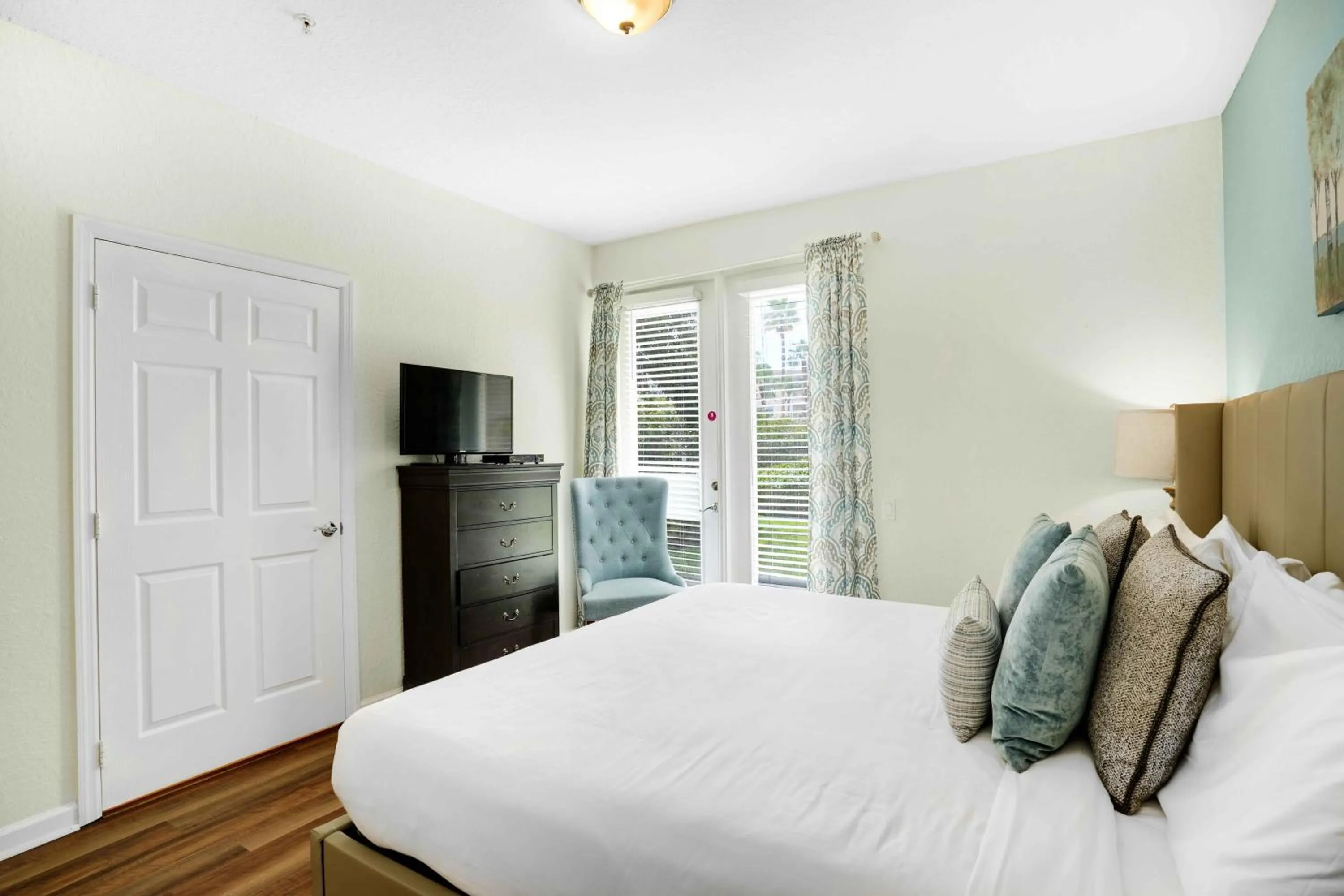 Bed in Spacious Townhome wPatio Garage Sleeps10