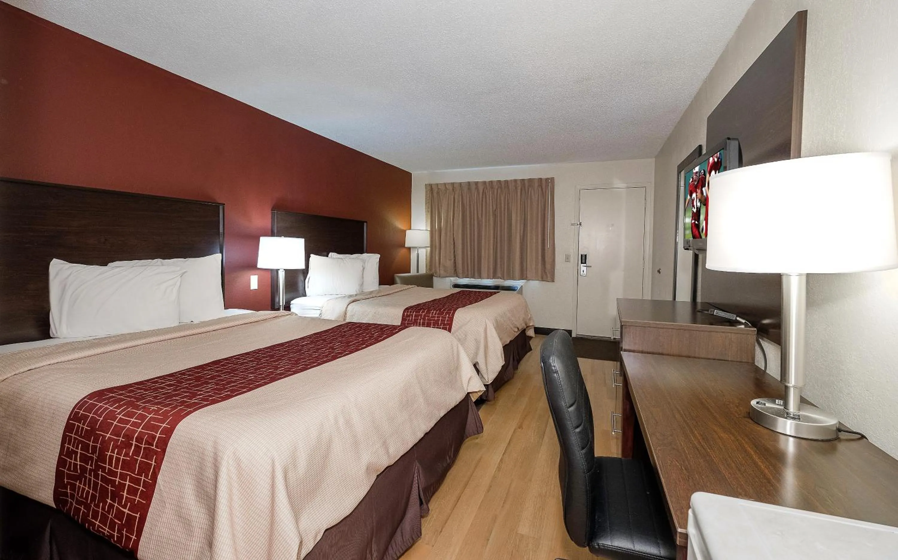 Photo of the whole room, Bed in Red Roof Inn Dayton Huber Heights