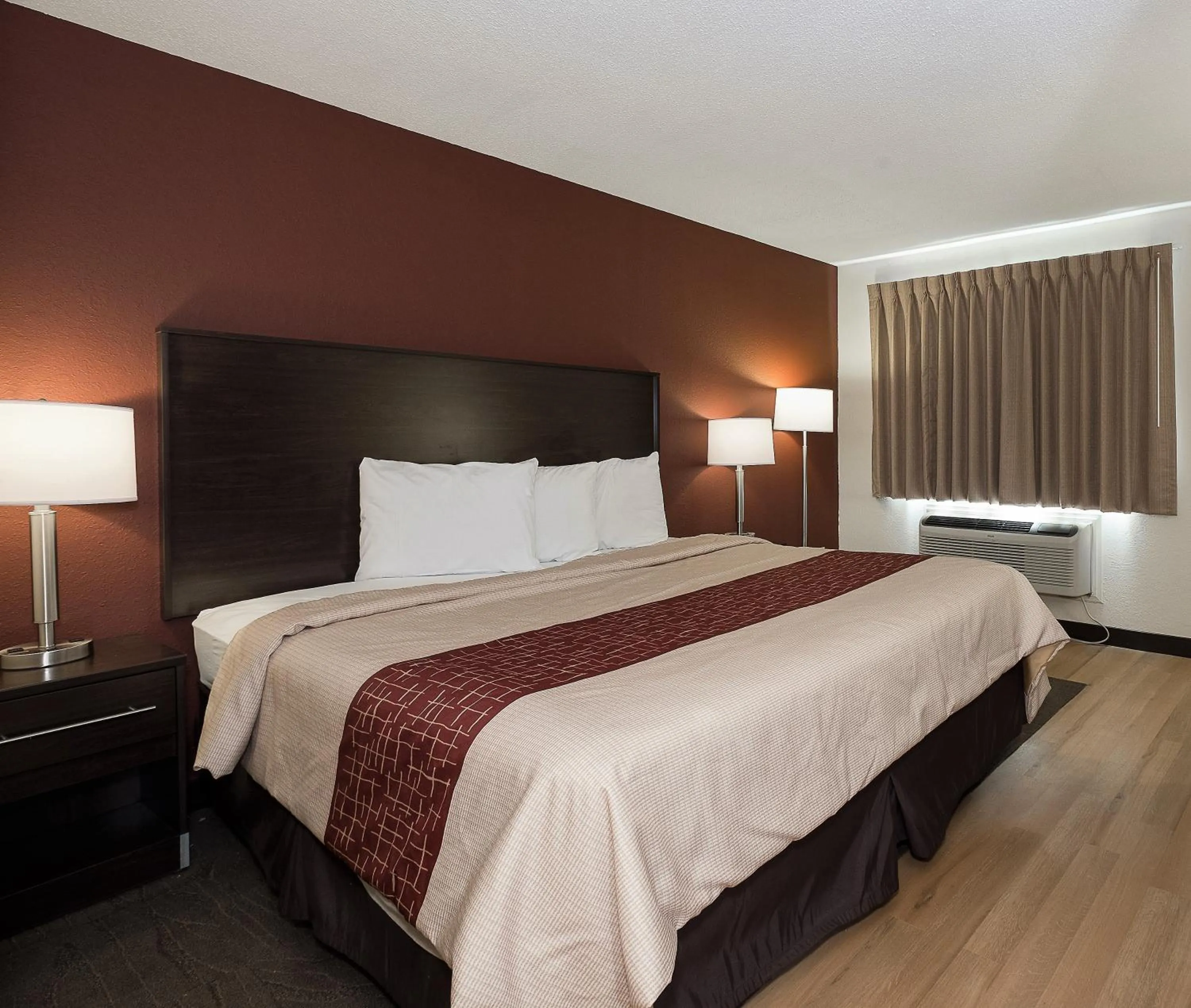 Photo of the whole room, Bed in Red Roof Inn Dayton Huber Heights