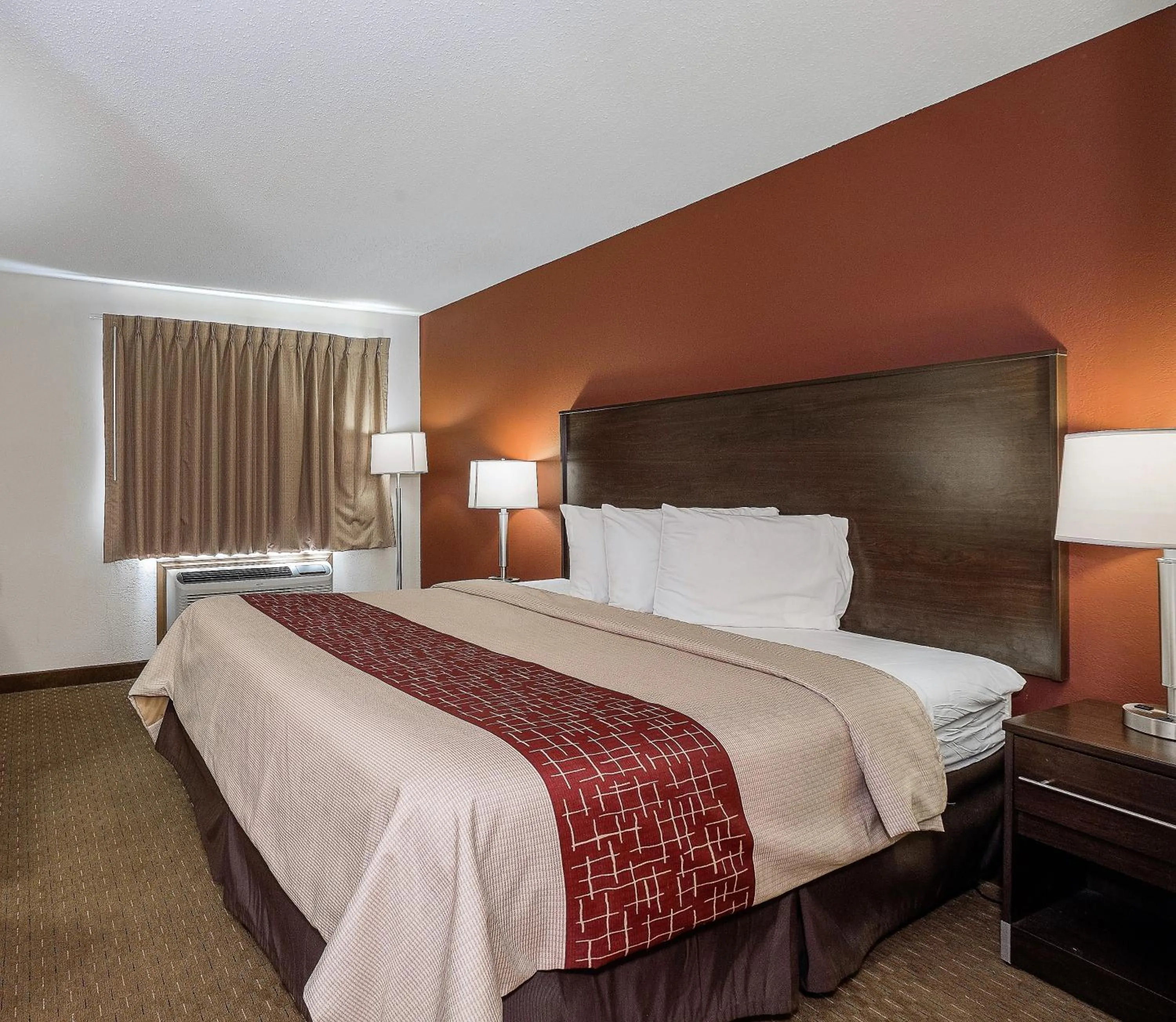 Photo of the whole room, Bed in Red Roof Inn Dayton Huber Heights