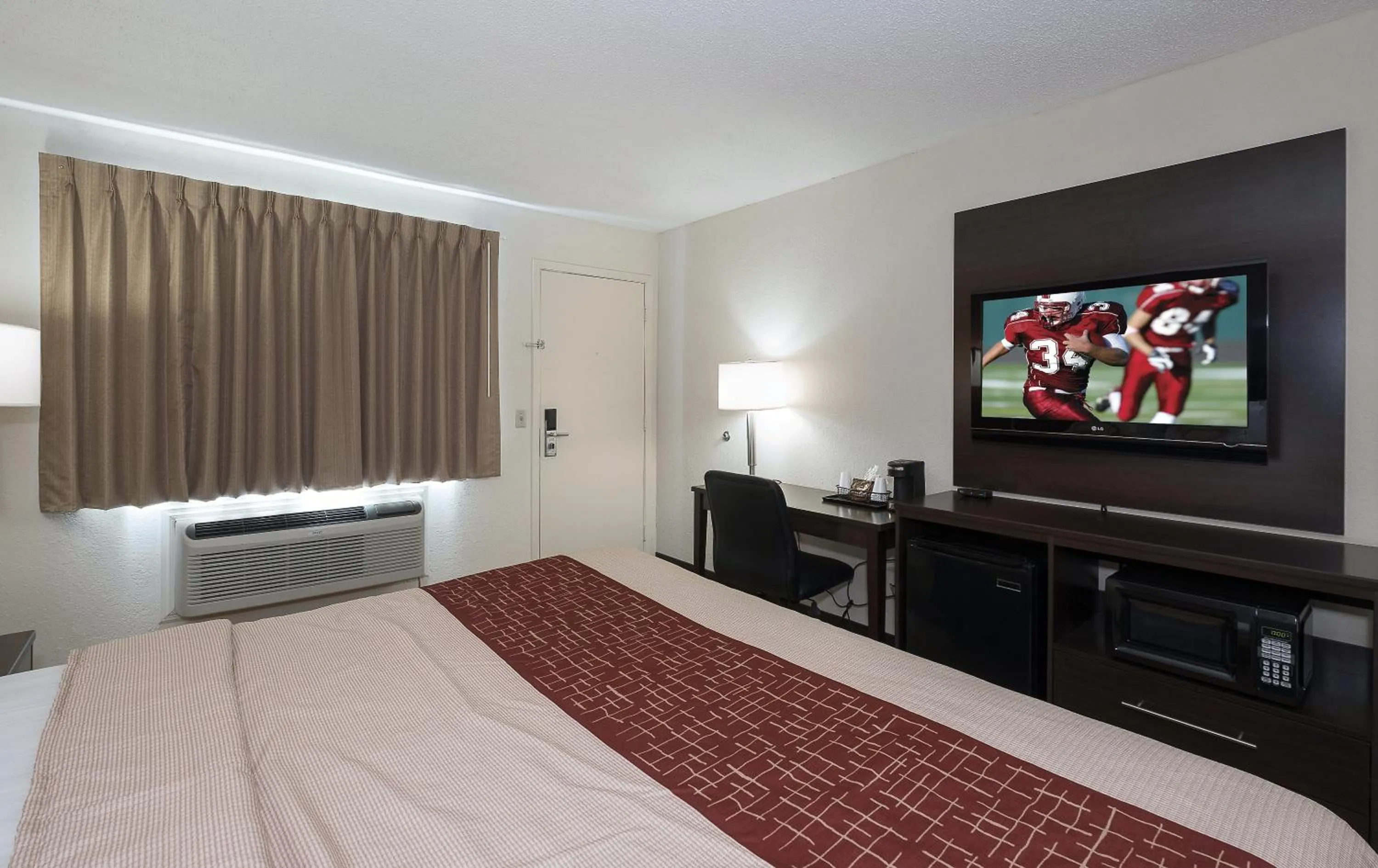 Photo of the whole room, Bed in Red Roof Inn Dayton Huber Heights