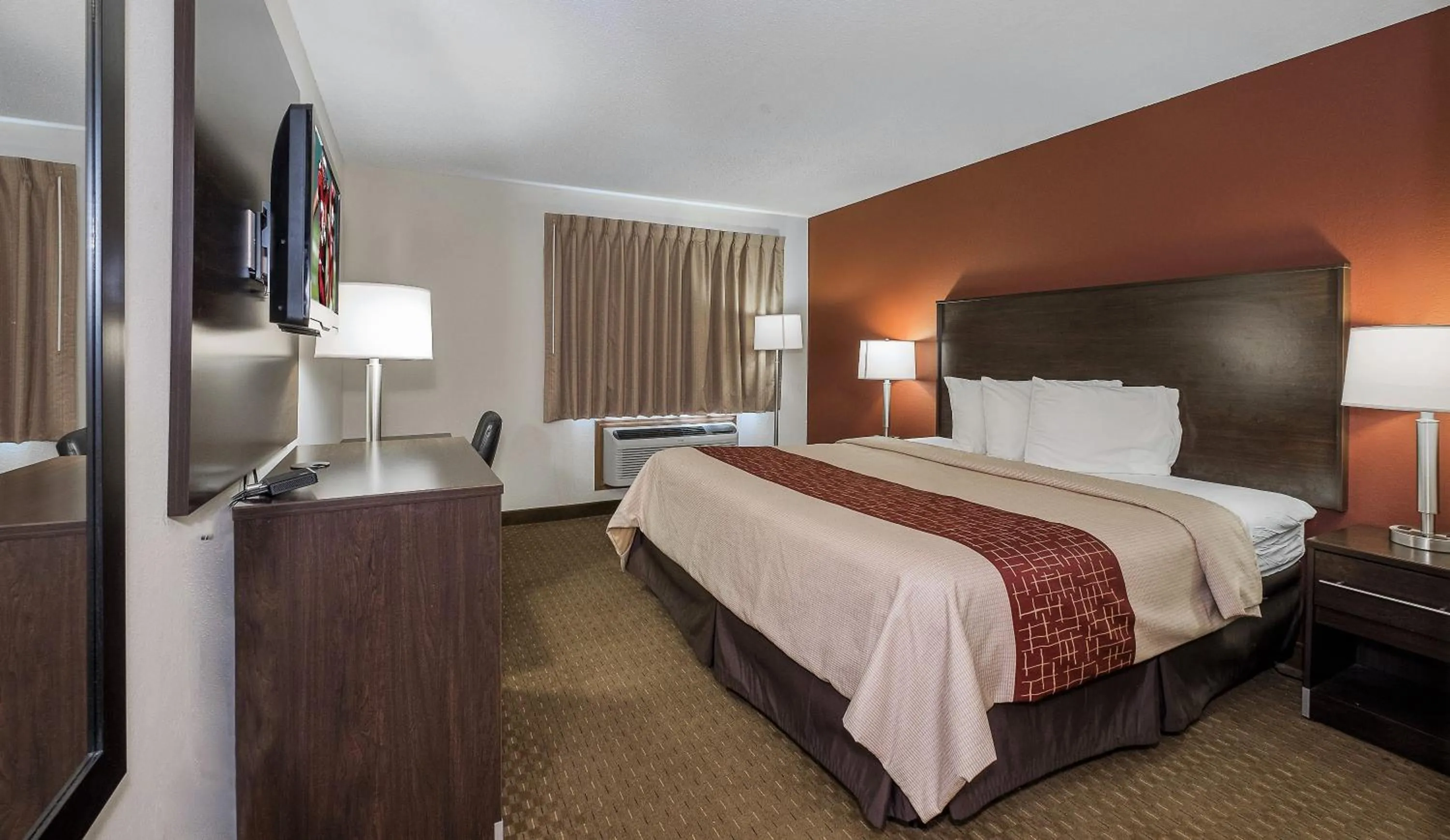 Photo of the whole room, Bed in Red Roof Inn Dayton Huber Heights