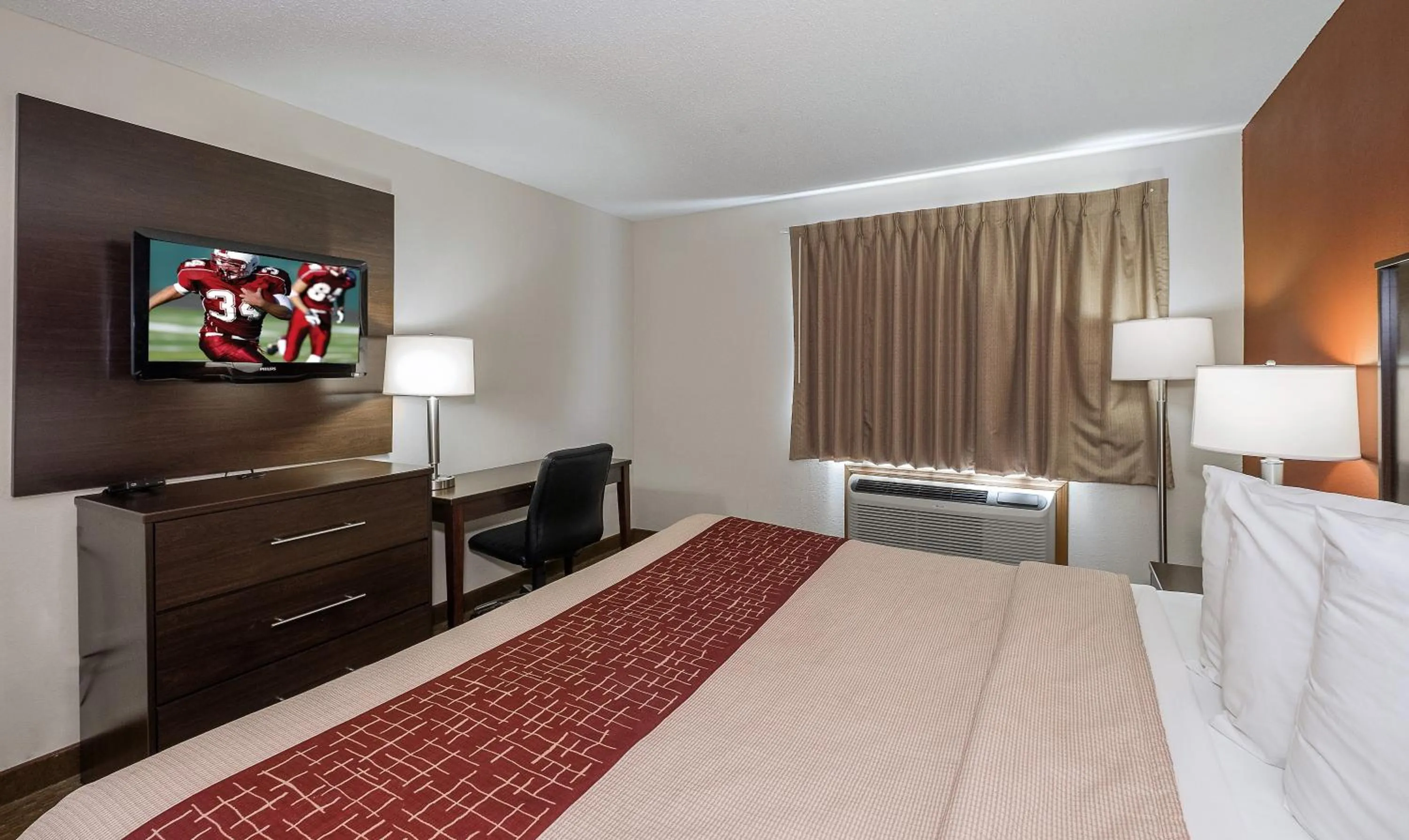 Photo of the whole room, Bed in Red Roof Inn Dayton Huber Heights