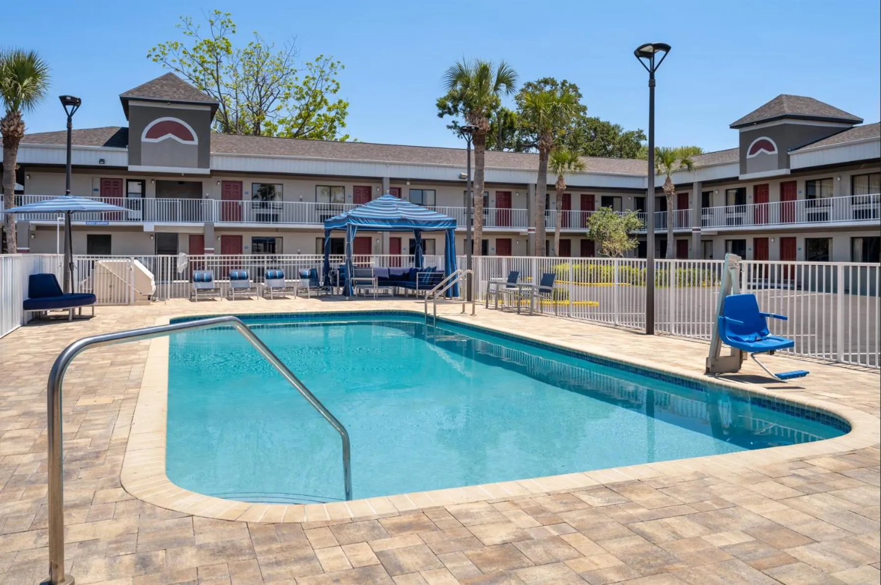 Swimming pool in Hotel South Tampa & Suites