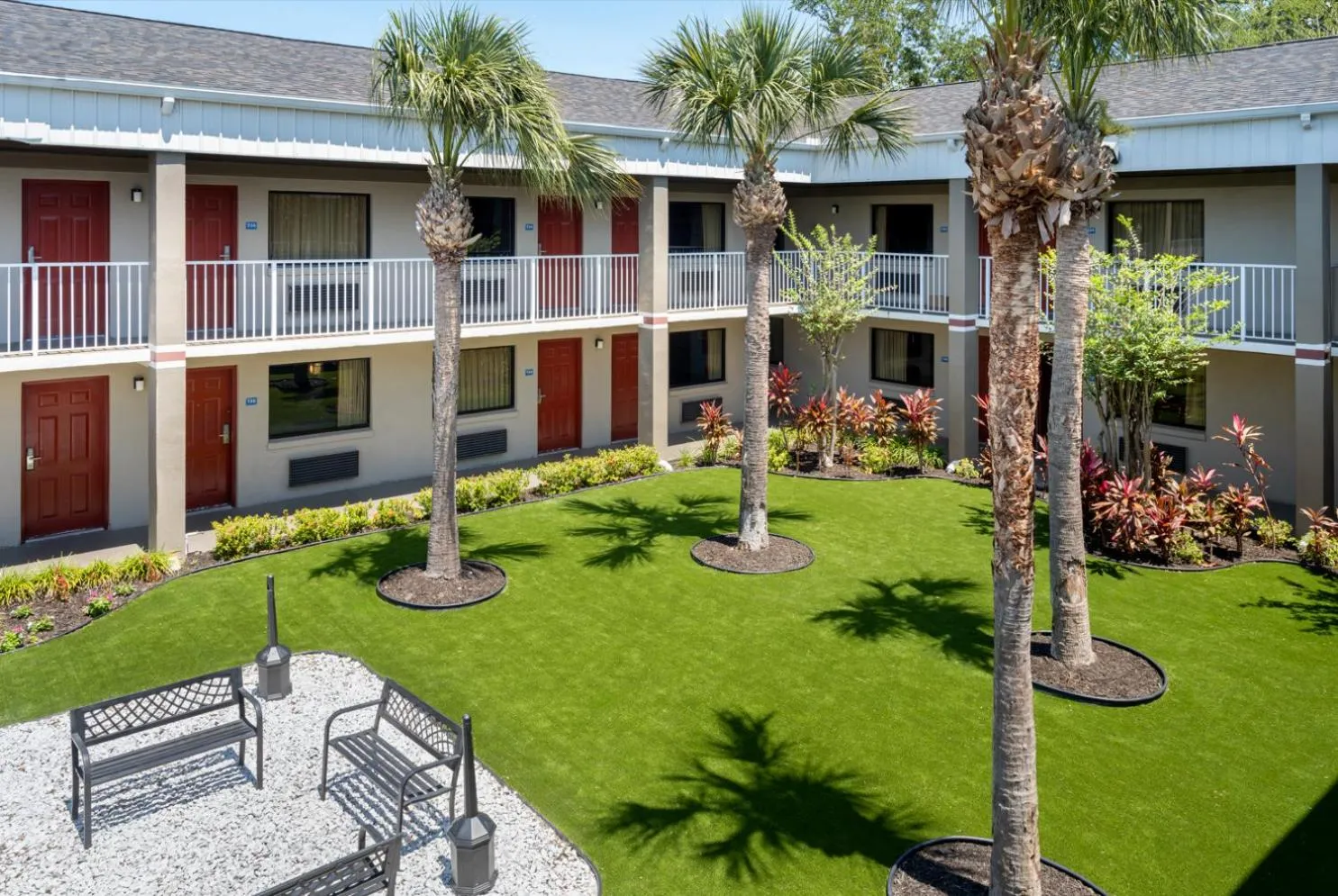 Inner courtyard view in Hotel South Tampa & Suites