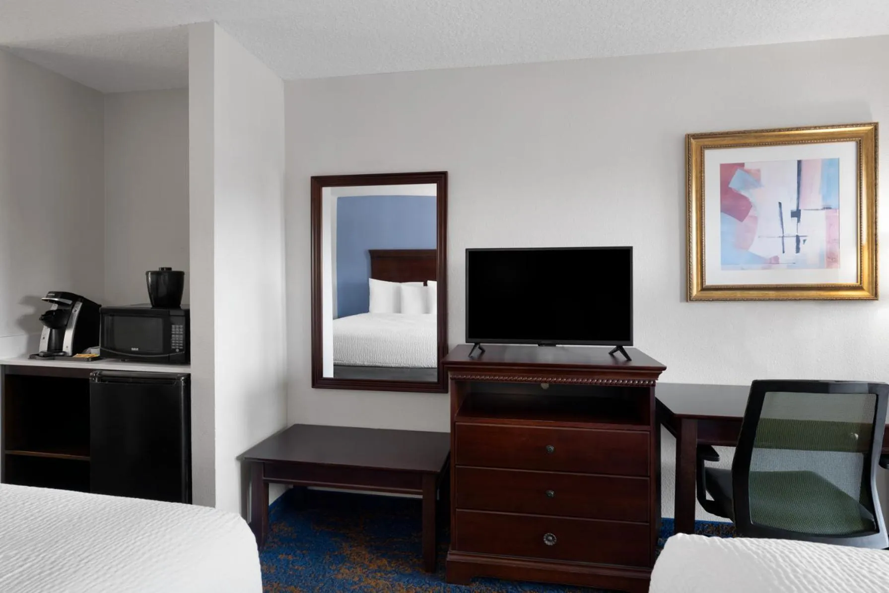 Bedroom, Bed in Hotel South Tampa & Suites