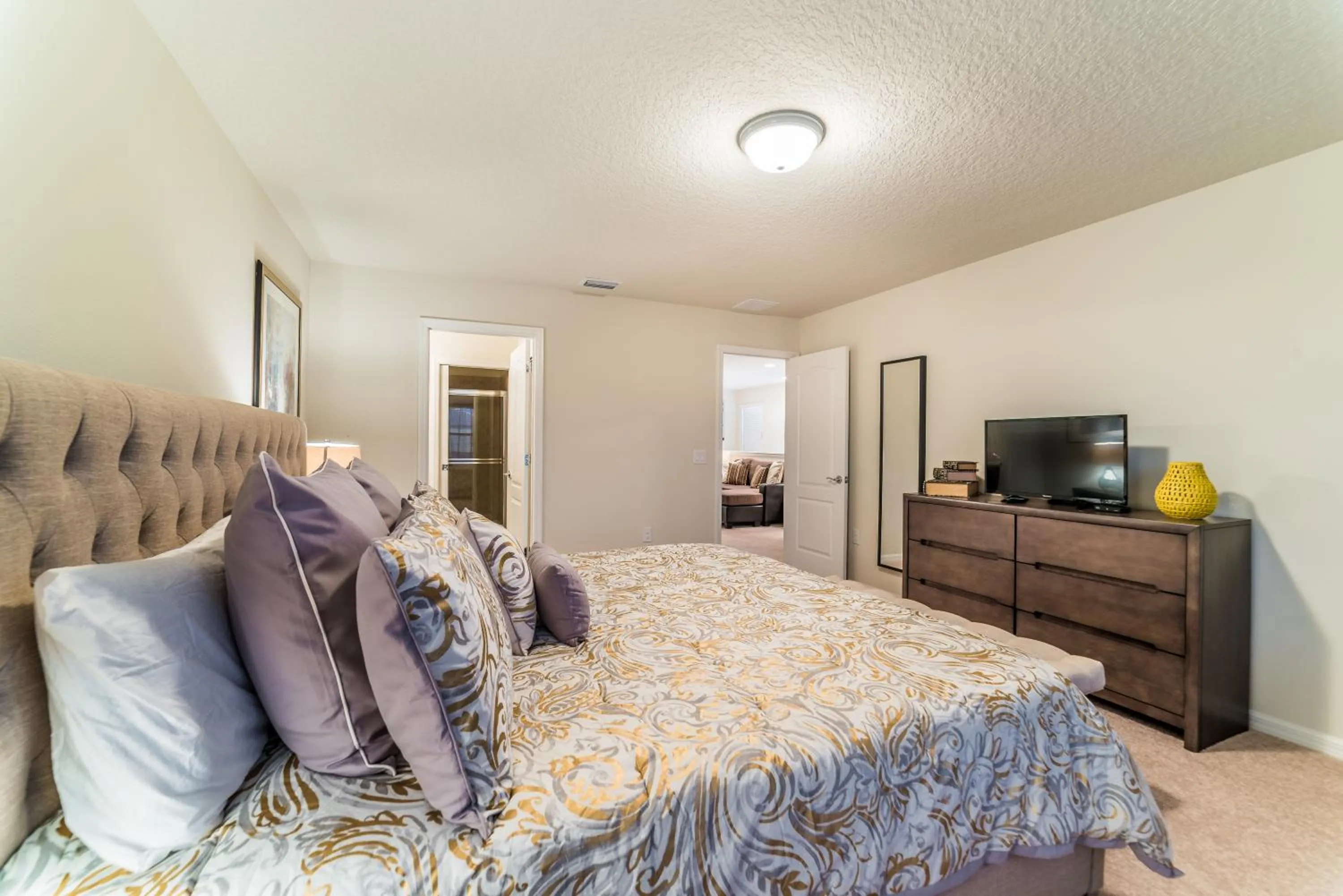 Bed in Beautiful townhome with splash pool and game room