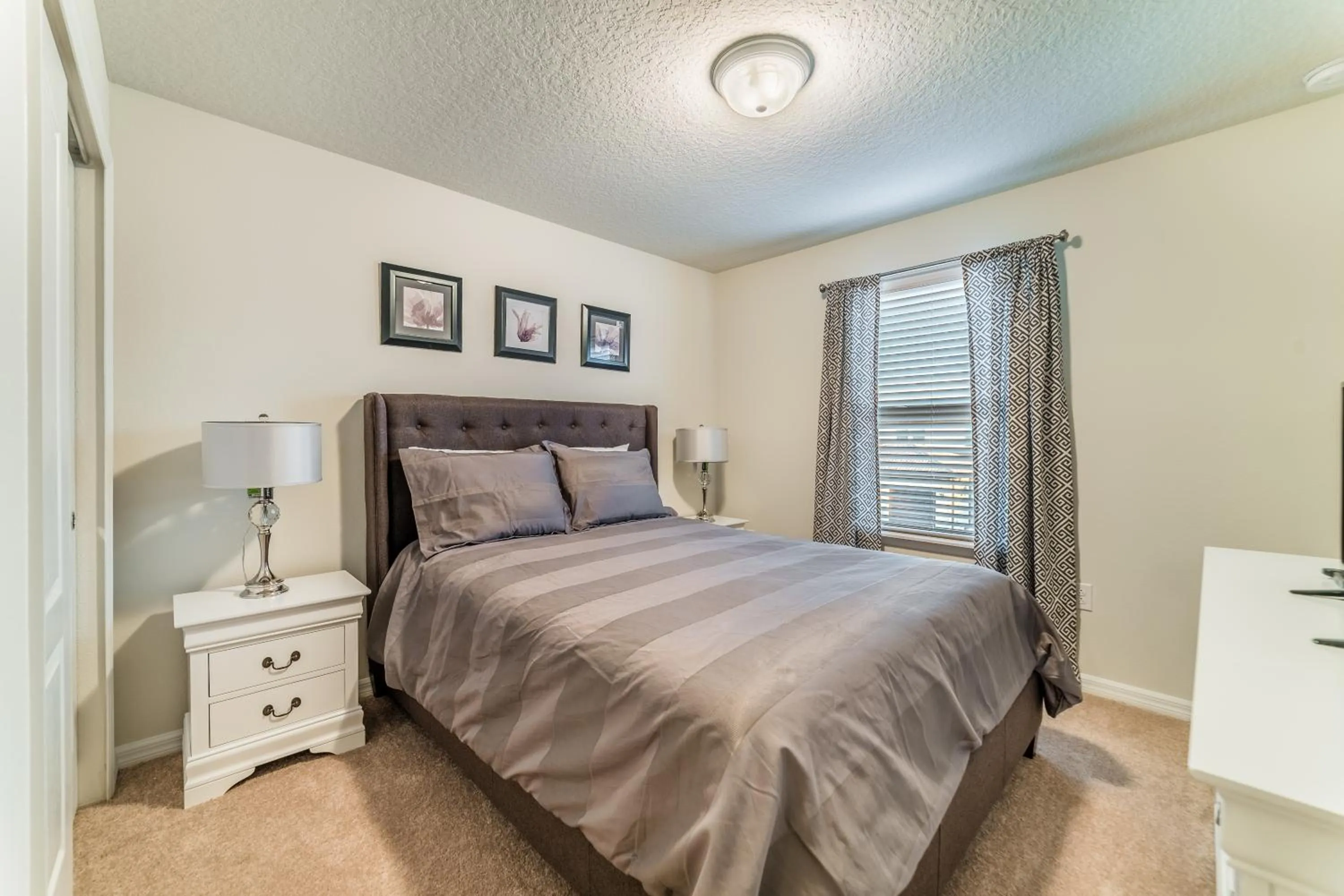 Bed in Beautiful townhome with splash pool and game room