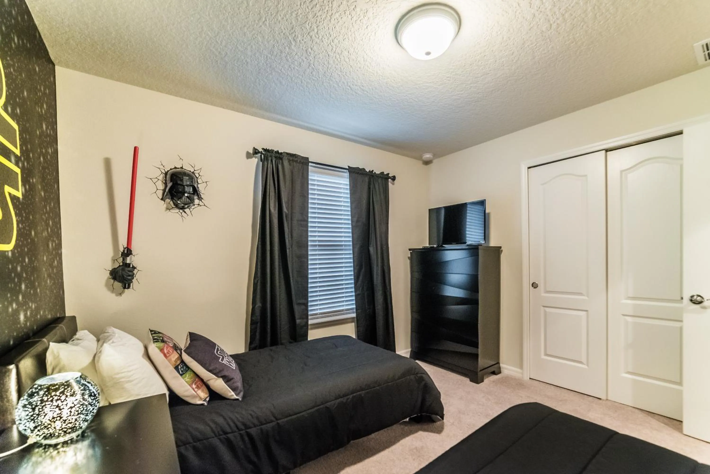 Bed in Beautiful townhome with splash pool and game room