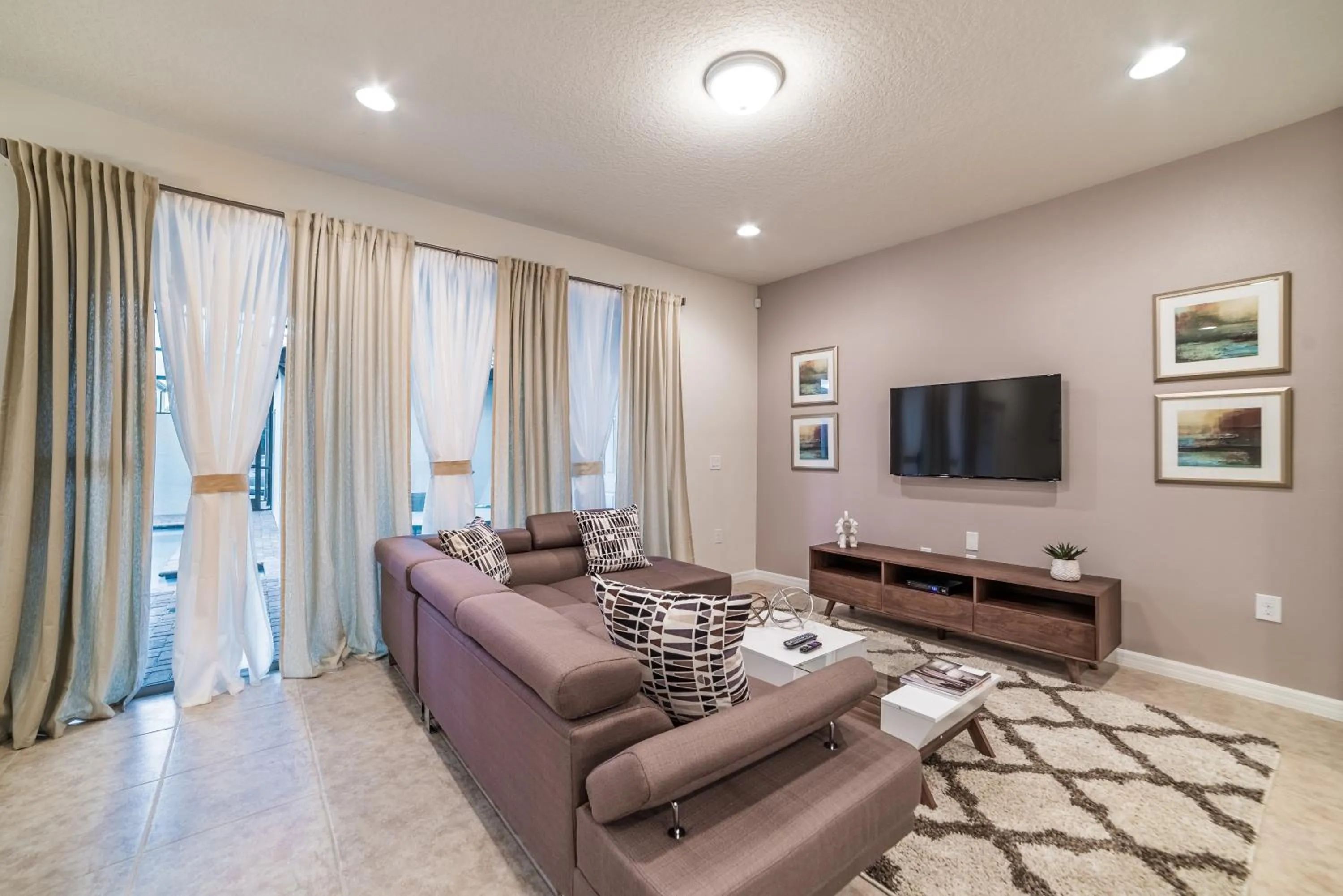 Beautiful townhome with splash pool and game room