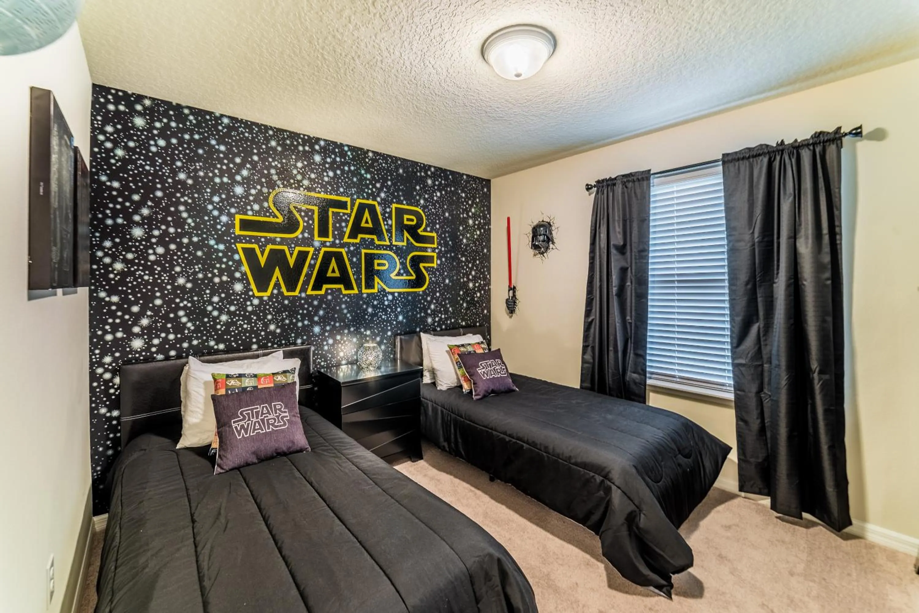 Bed in Beautiful townhome with splash pool and game room
