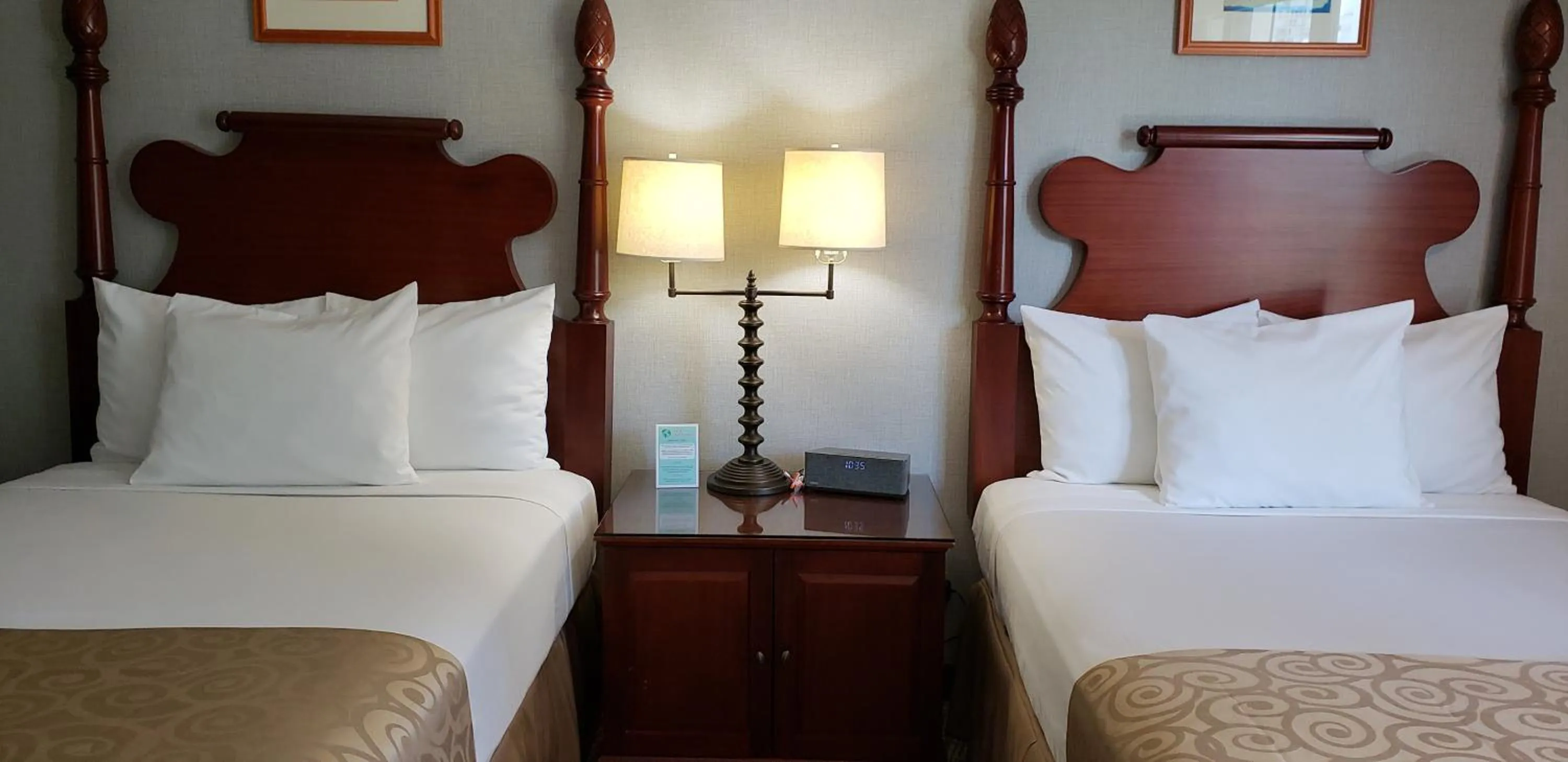 Bed in Polynesian Residences Waikiki Beach