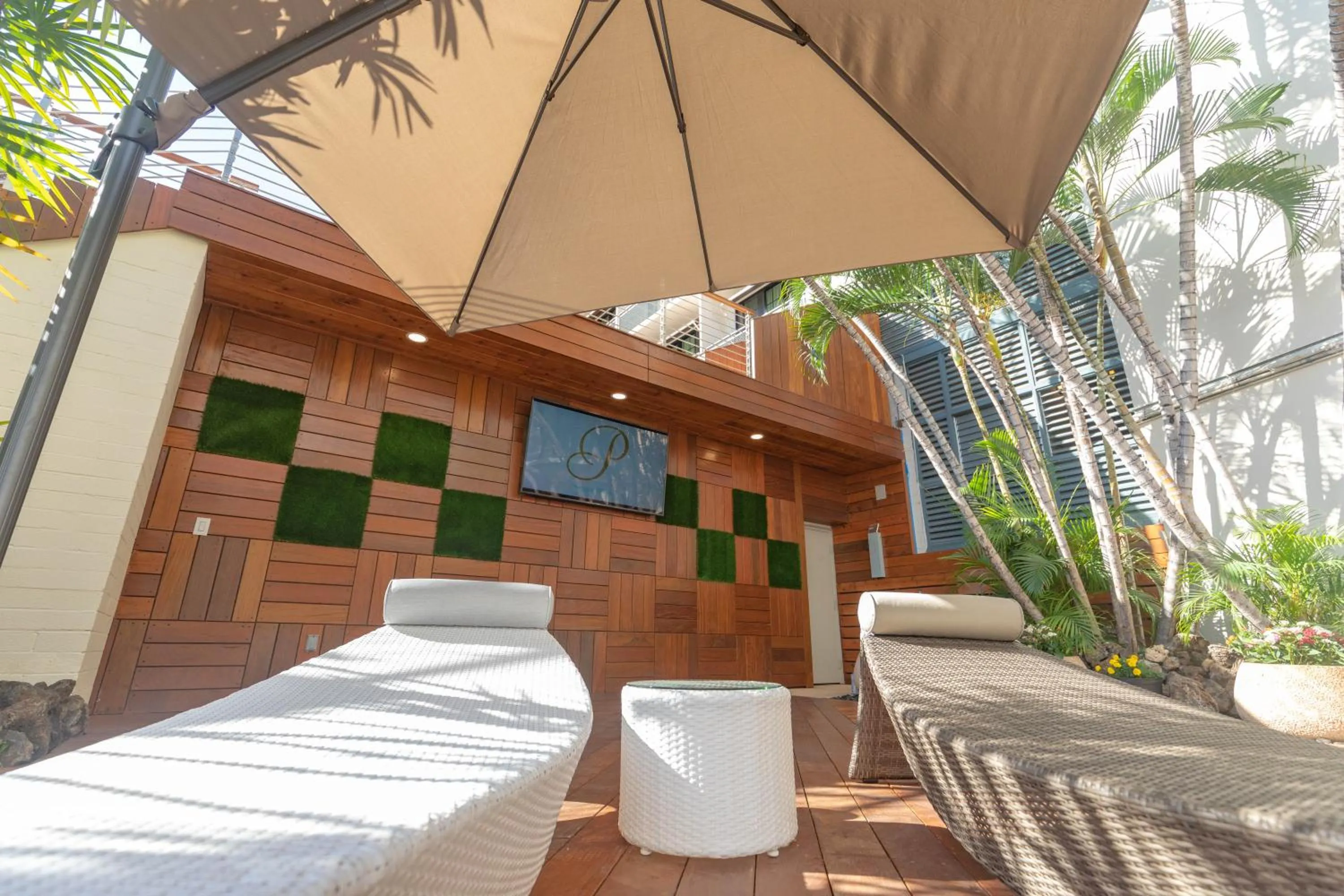 Swimming pool in Polynesian Residences Waikiki Beach