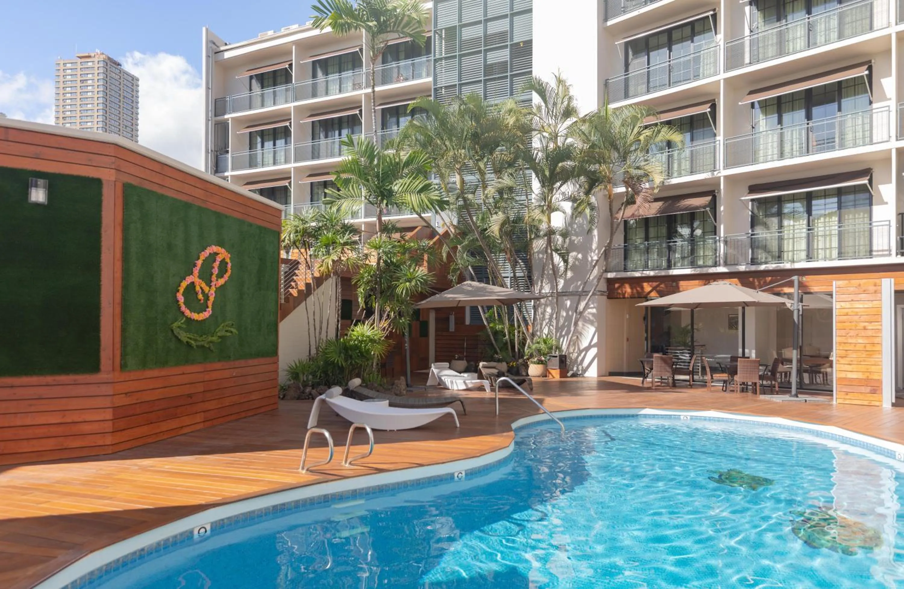 Swimming pool in Polynesian Residences Waikiki Beach