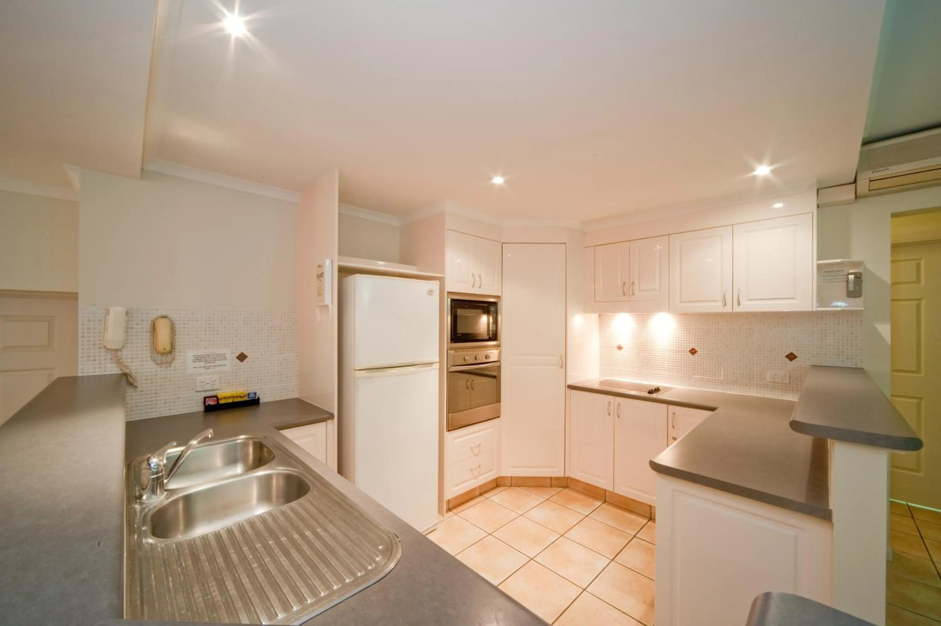 Kitchen or kitchenette in Sea Star Apartments