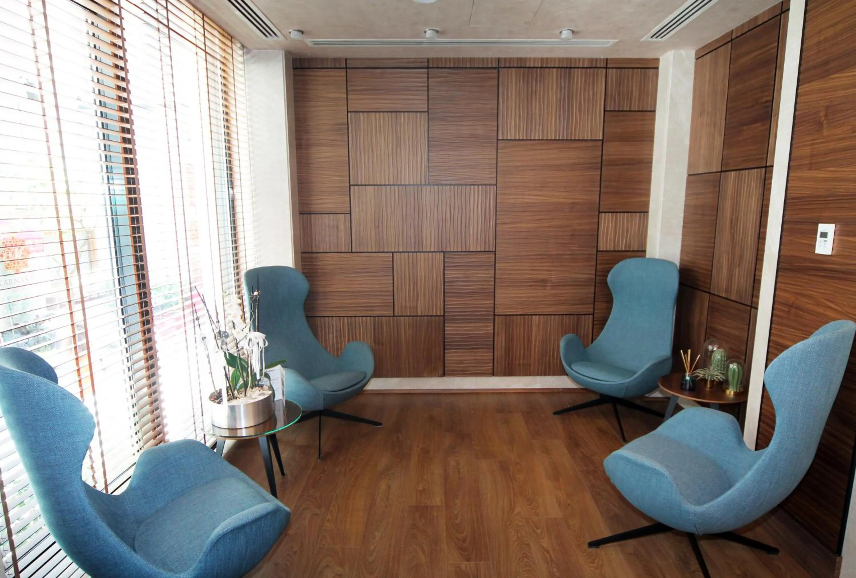 Seating area in Mukarnas Taksim Hotel