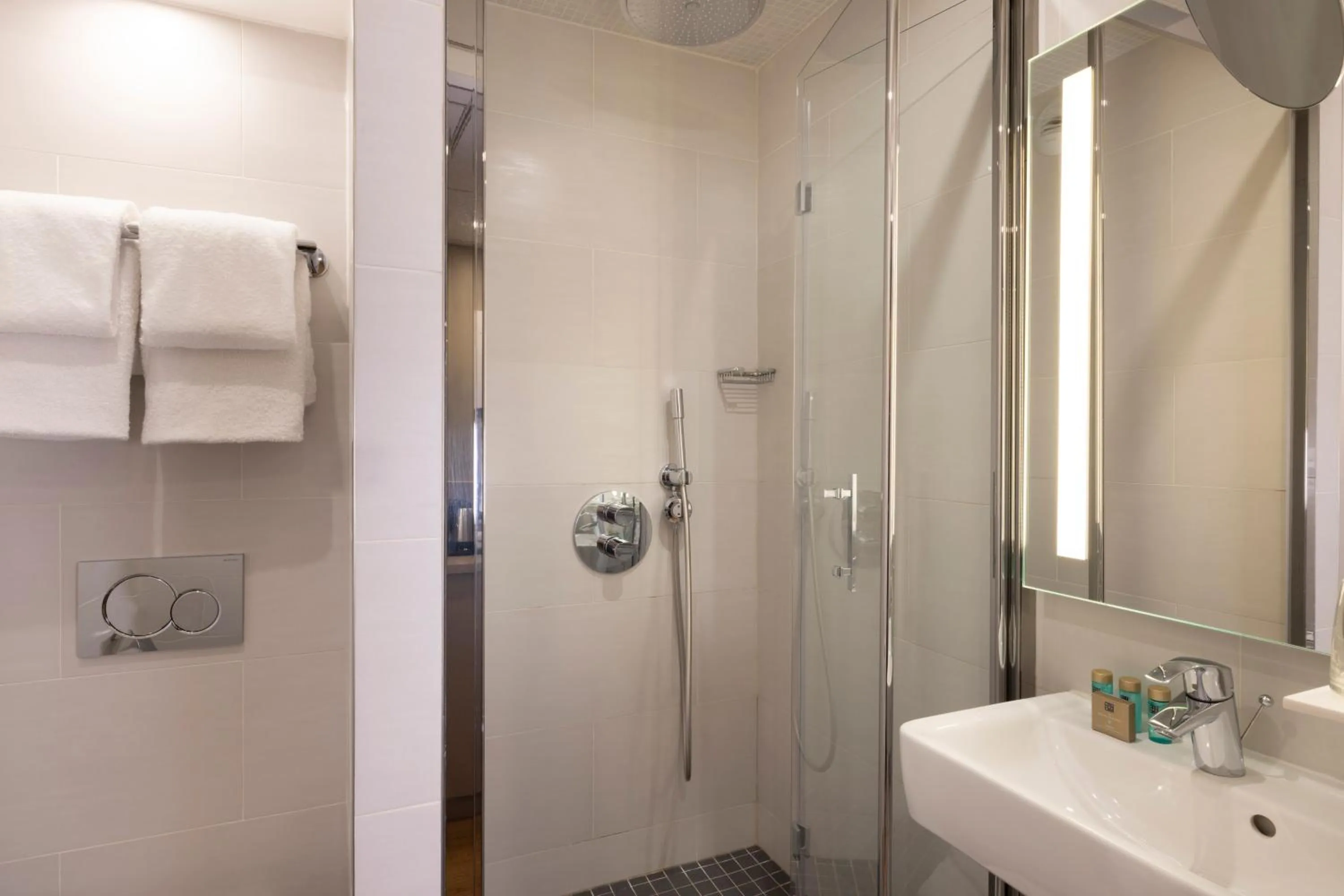 Shower in Hôtel Théorème