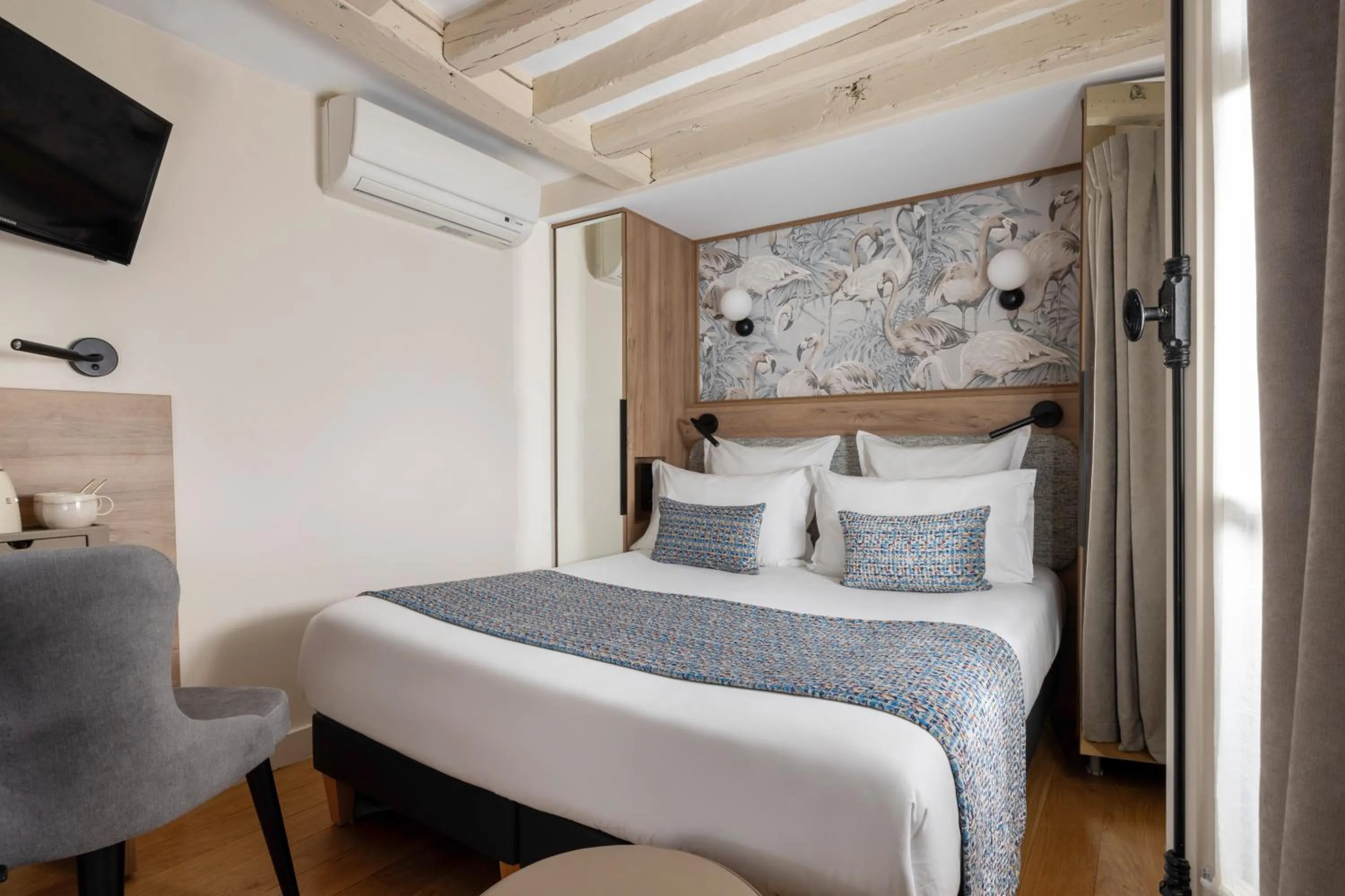 Bed in Hôtel Théorème