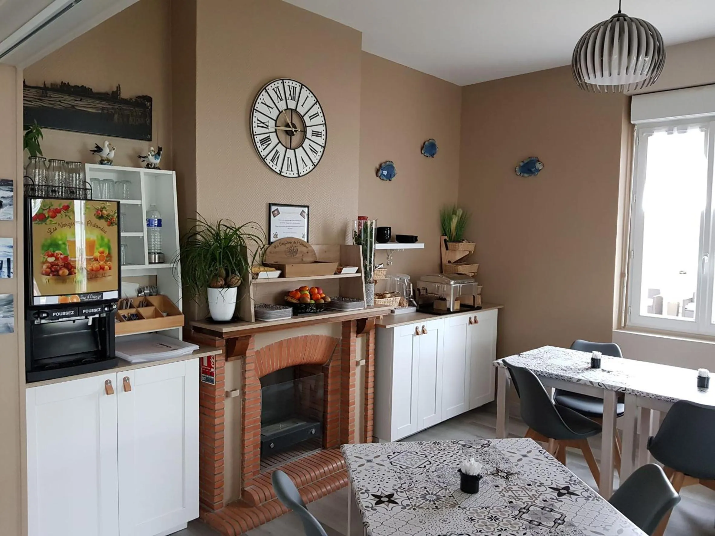 Breakfast in The Originals Access, Hôtel Corinna, Royan