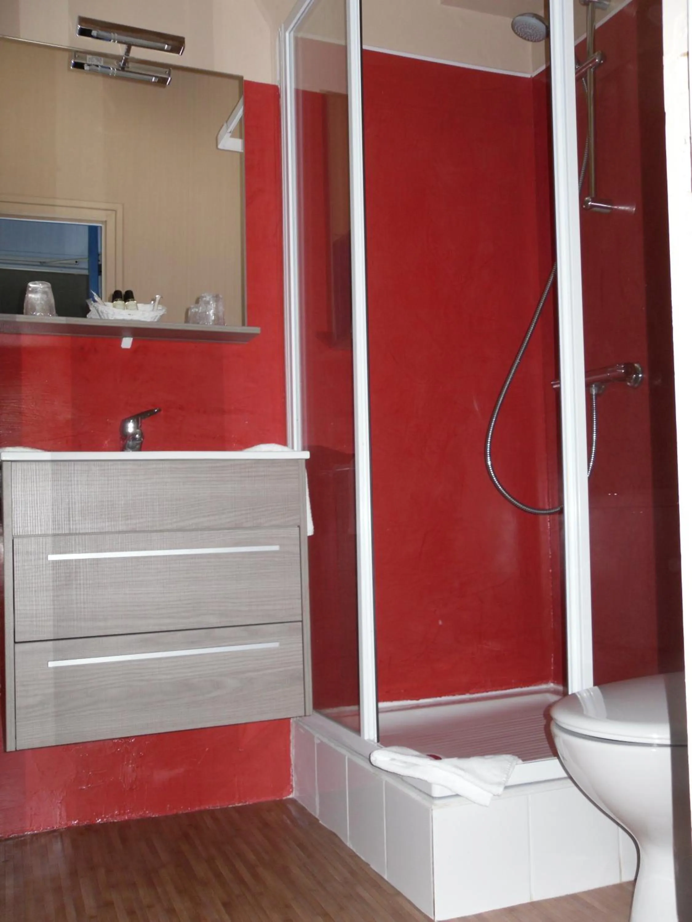 Bathroom in The Originals Access, Hôtel Corinna, Royan