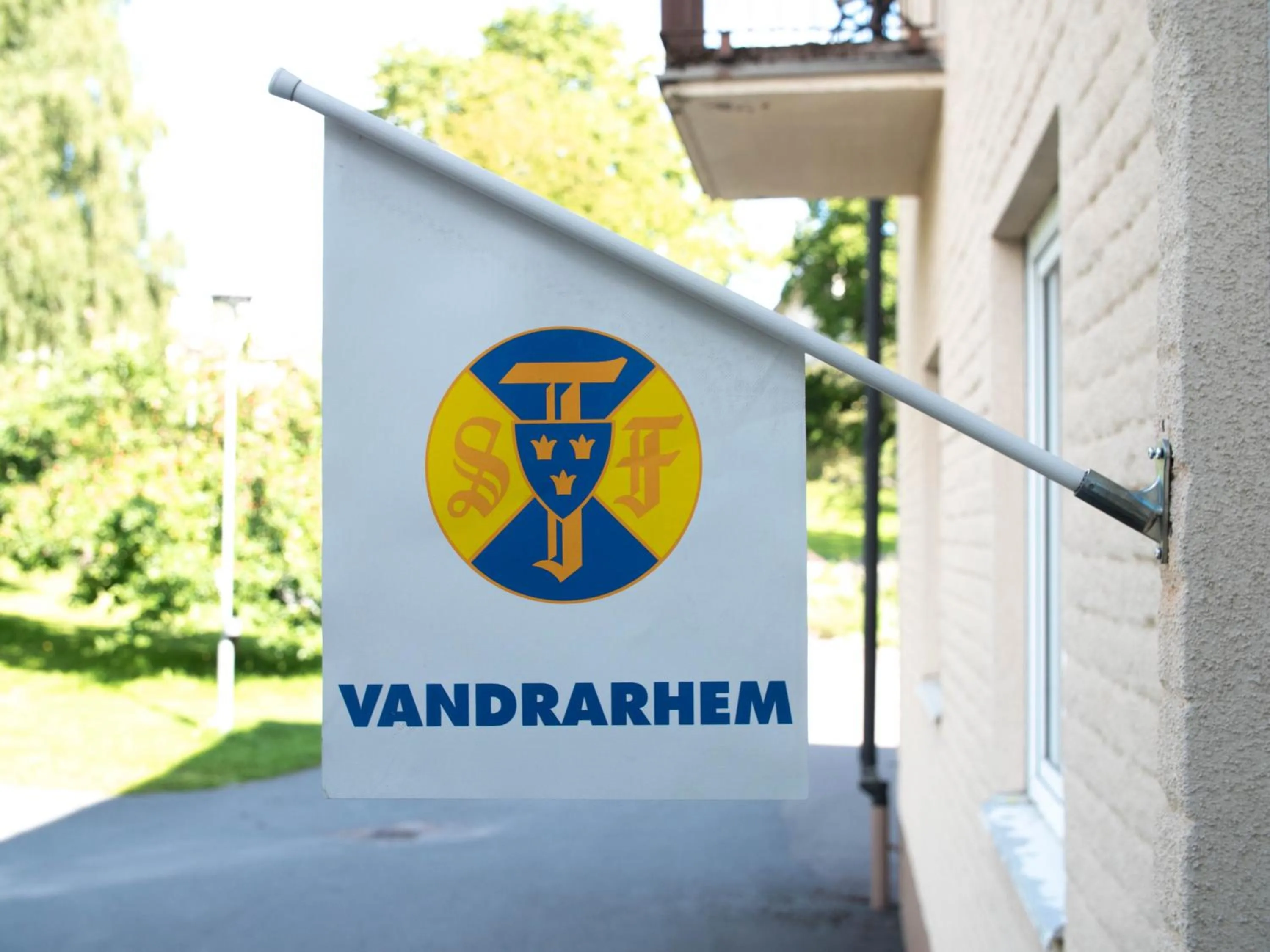 Facade/entrance in Vassbo Vandrarhem