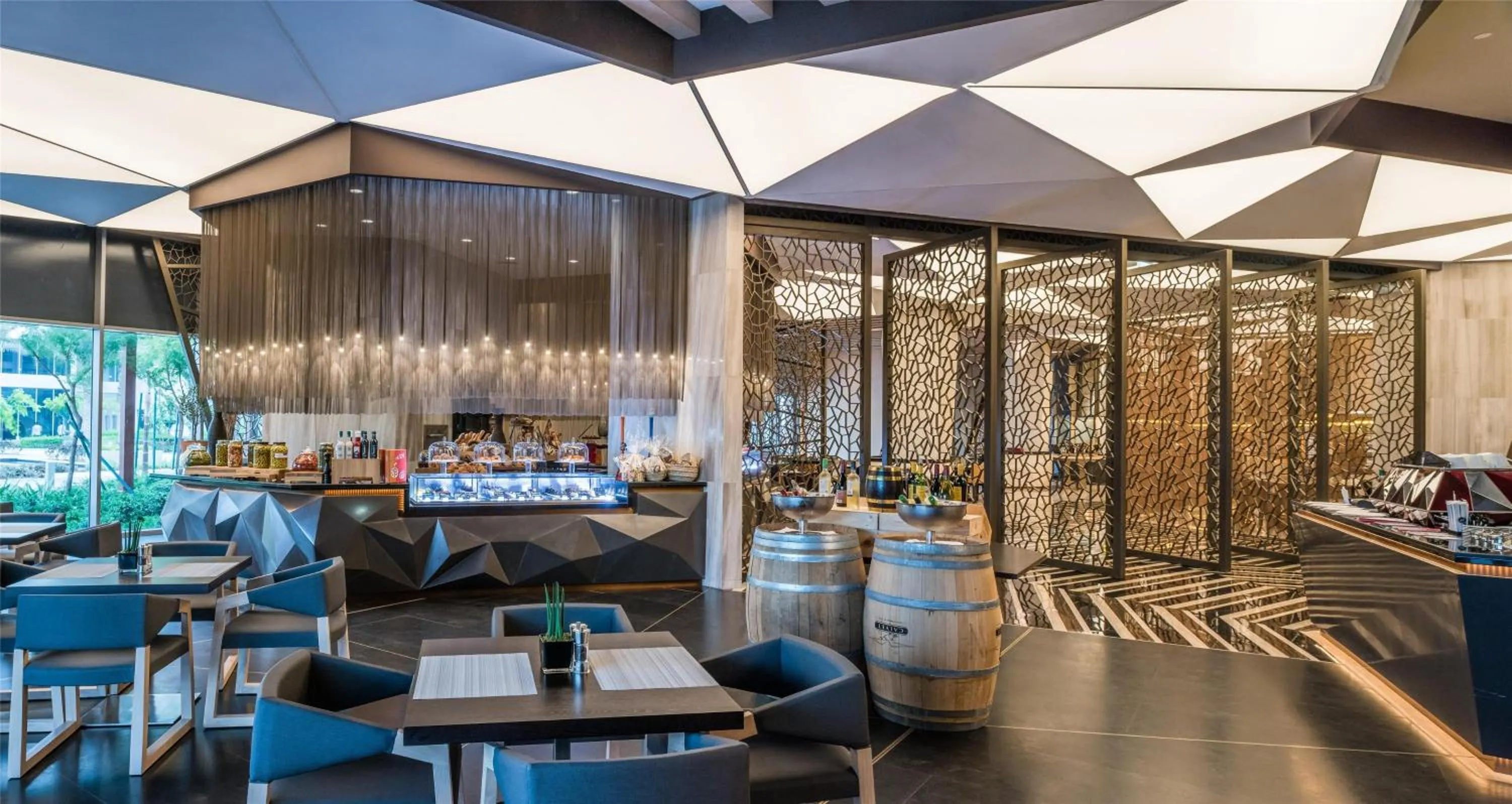 Restaurant/places to eat in Kempinski Hotel Muscat