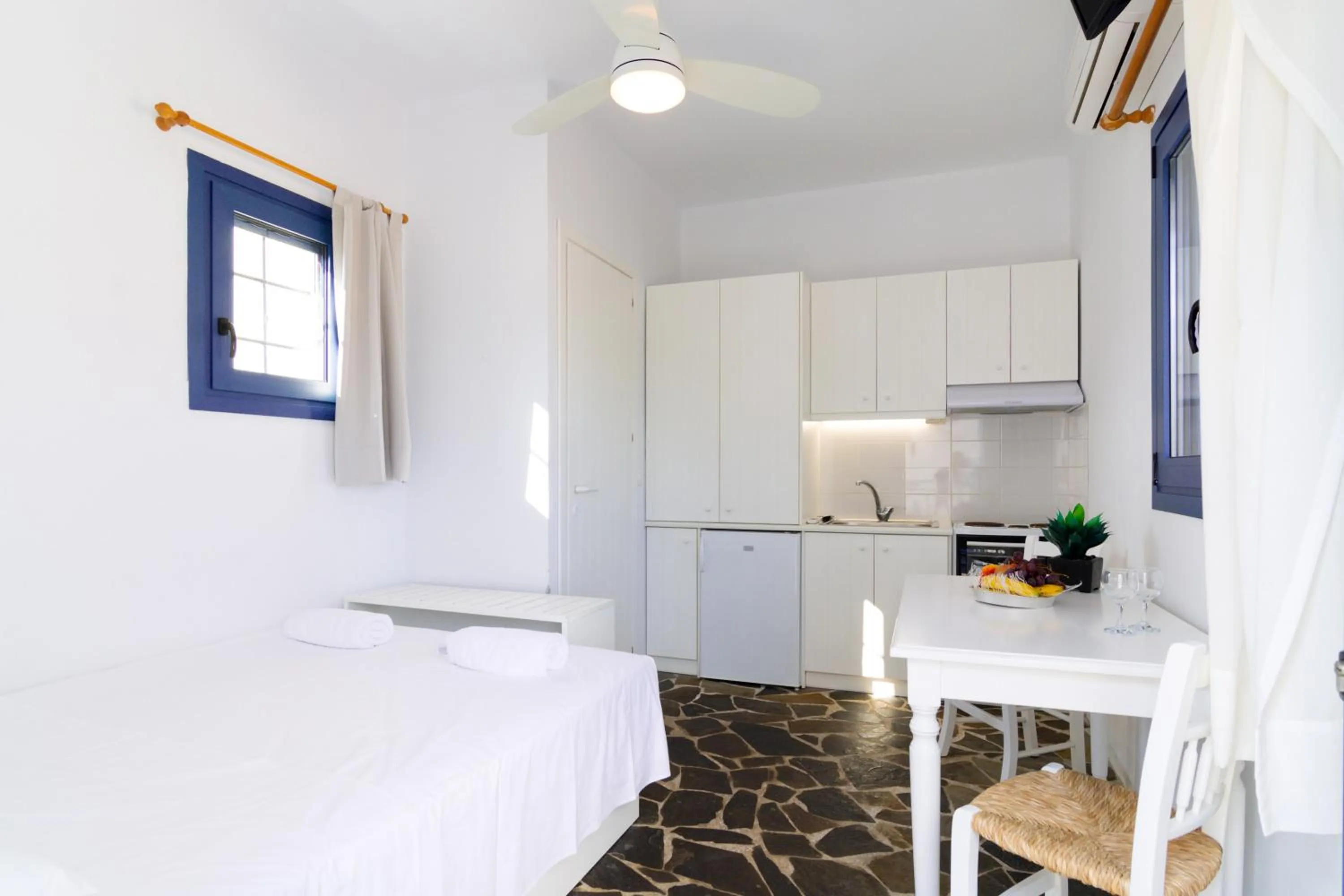 Photo of the whole room, Bed in Okirroi Villas Chersonissos