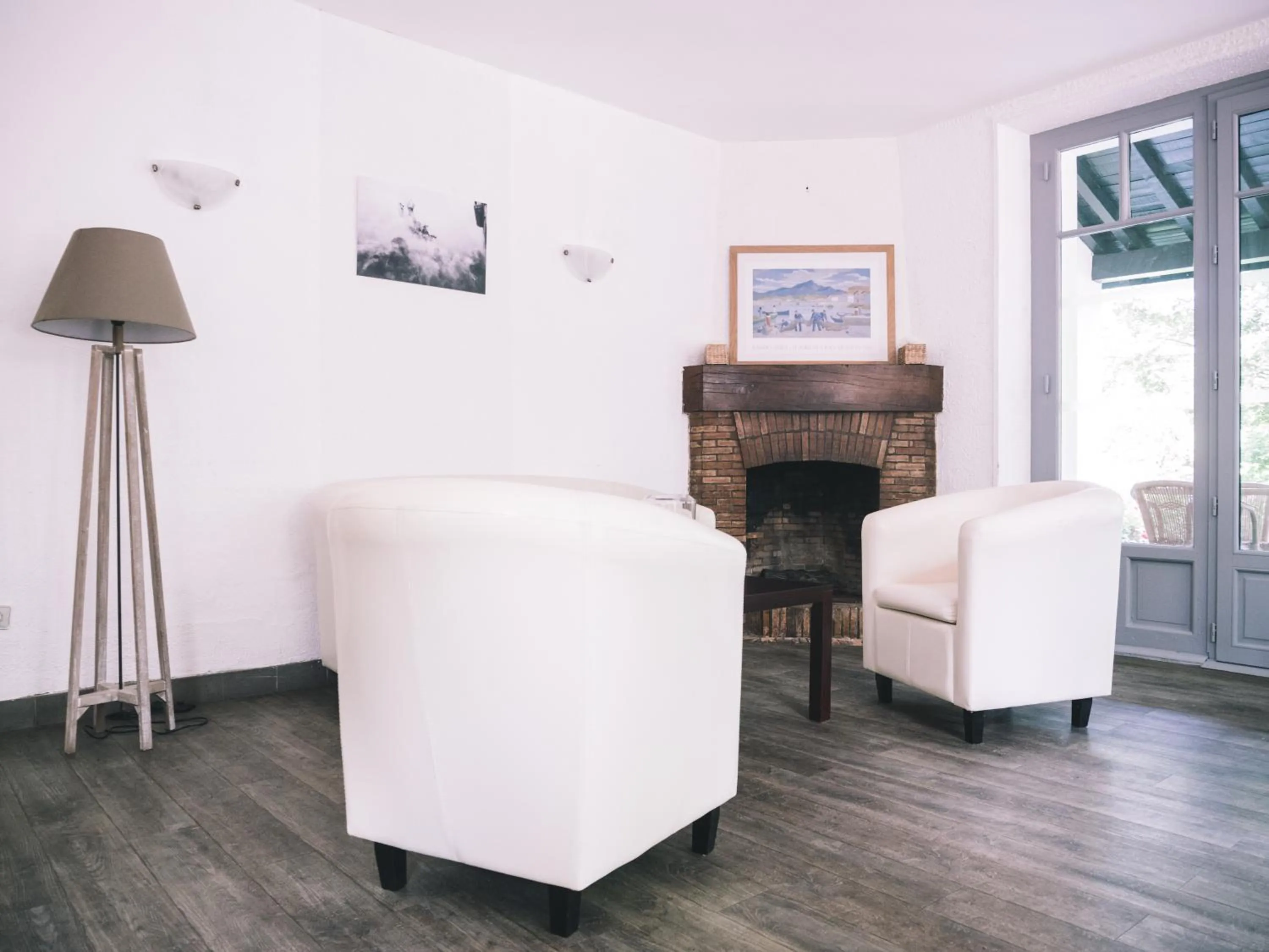 Communal lounge/ TV room in Hôtel de la Rhune