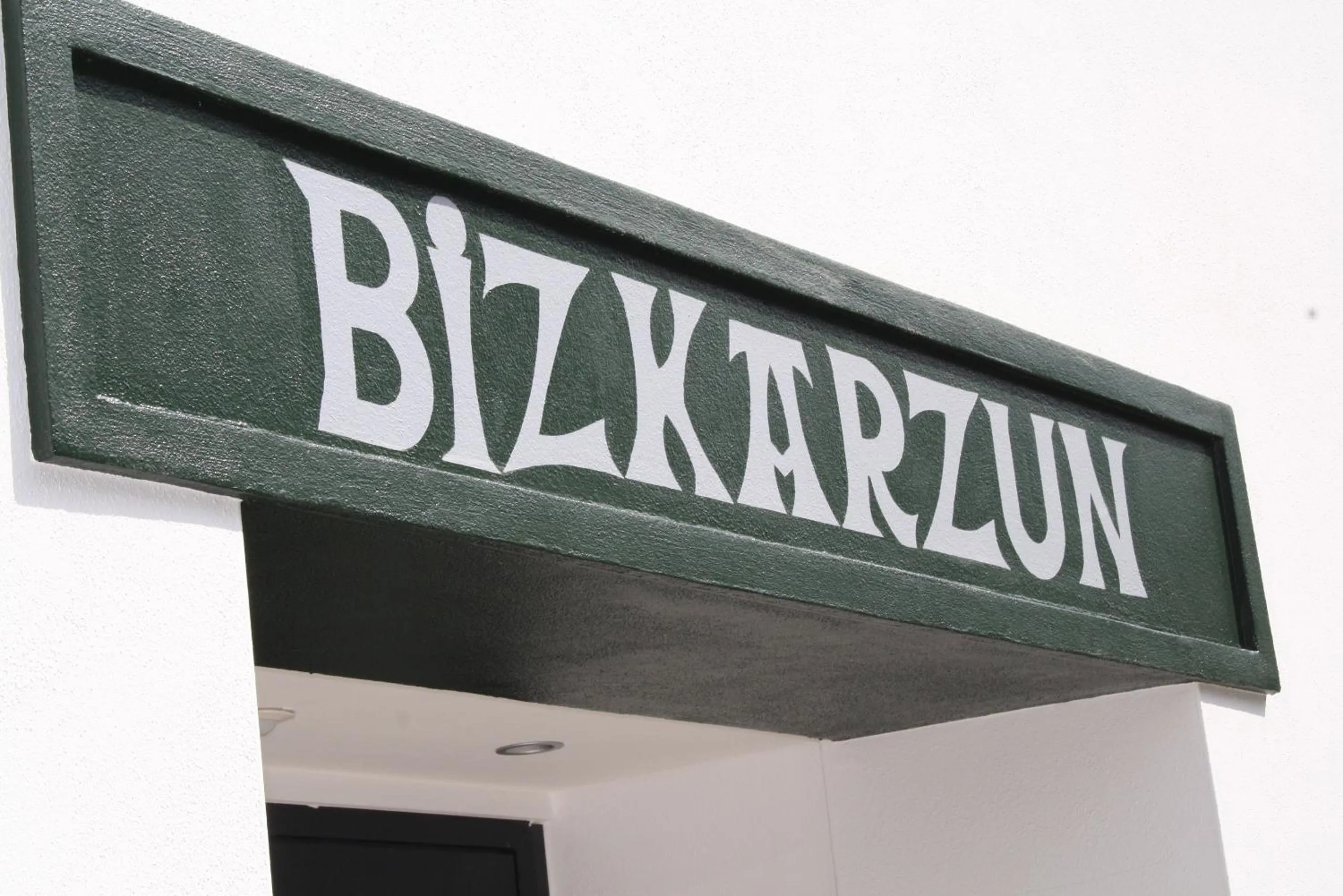 Text overlay in Hôtel de la Rhune