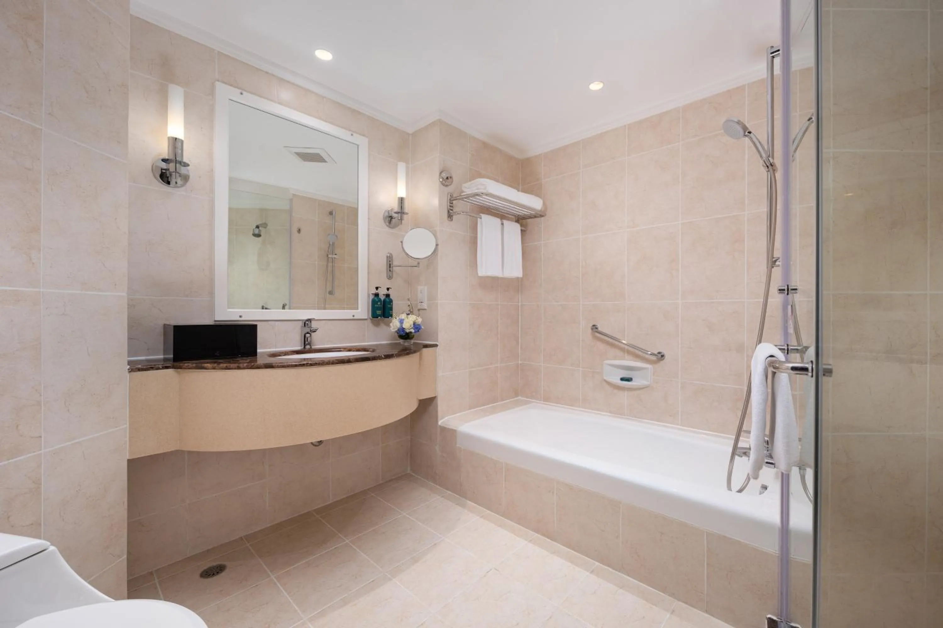 Photo of the whole room in Crowne Plaza Zhuhai City Center by IHG