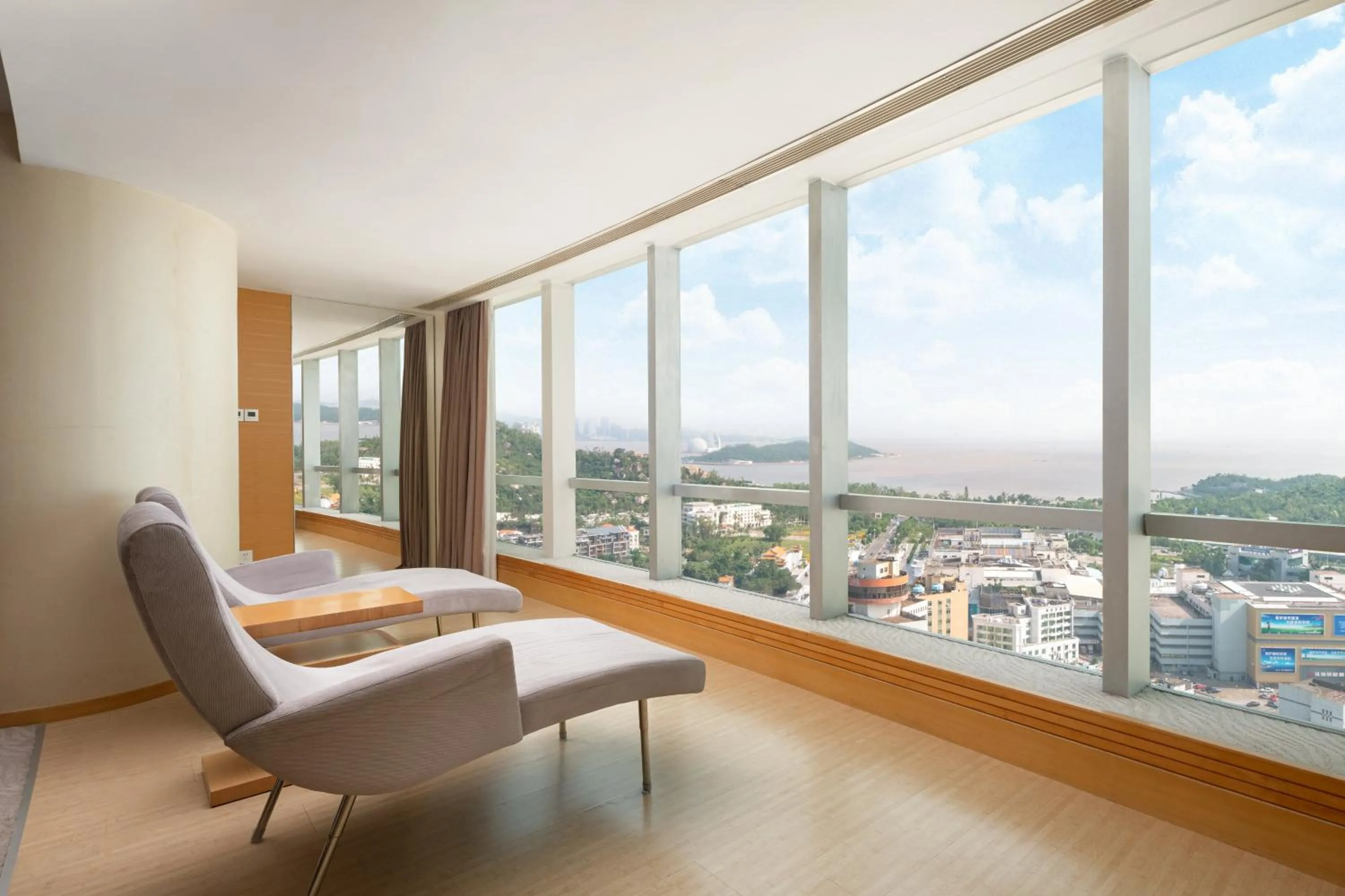 Photo of the whole room in Crowne Plaza Zhuhai City Center by IHG