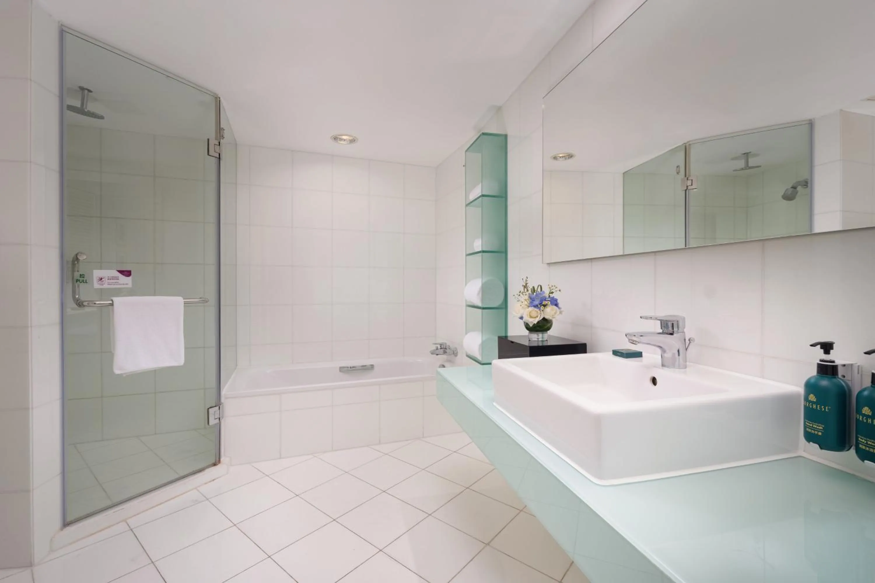 Photo of the whole room in Crowne Plaza Zhuhai City Center by IHG