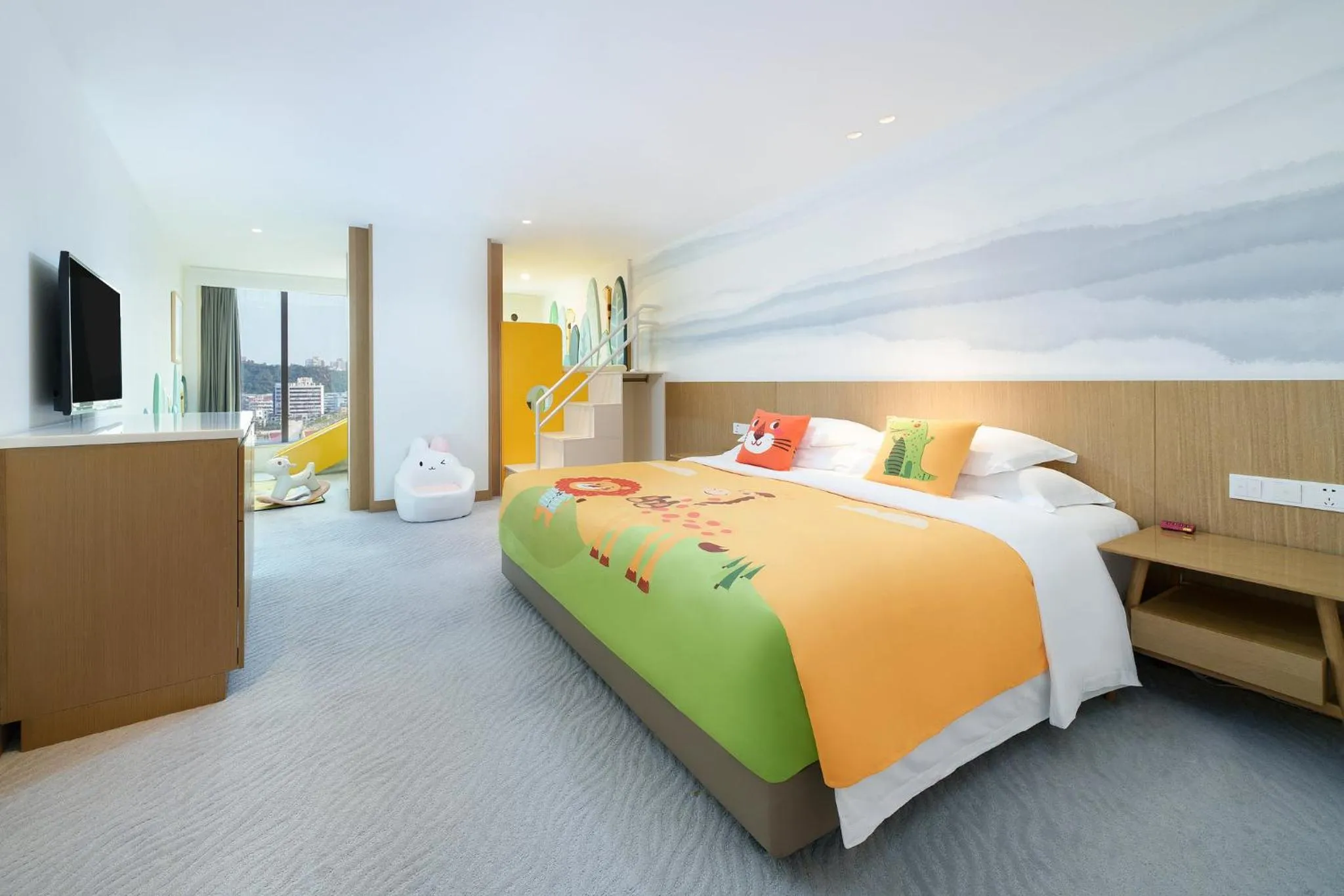 Photo of the whole room, Bed in Crowne Plaza Zhuhai City Center by IHG