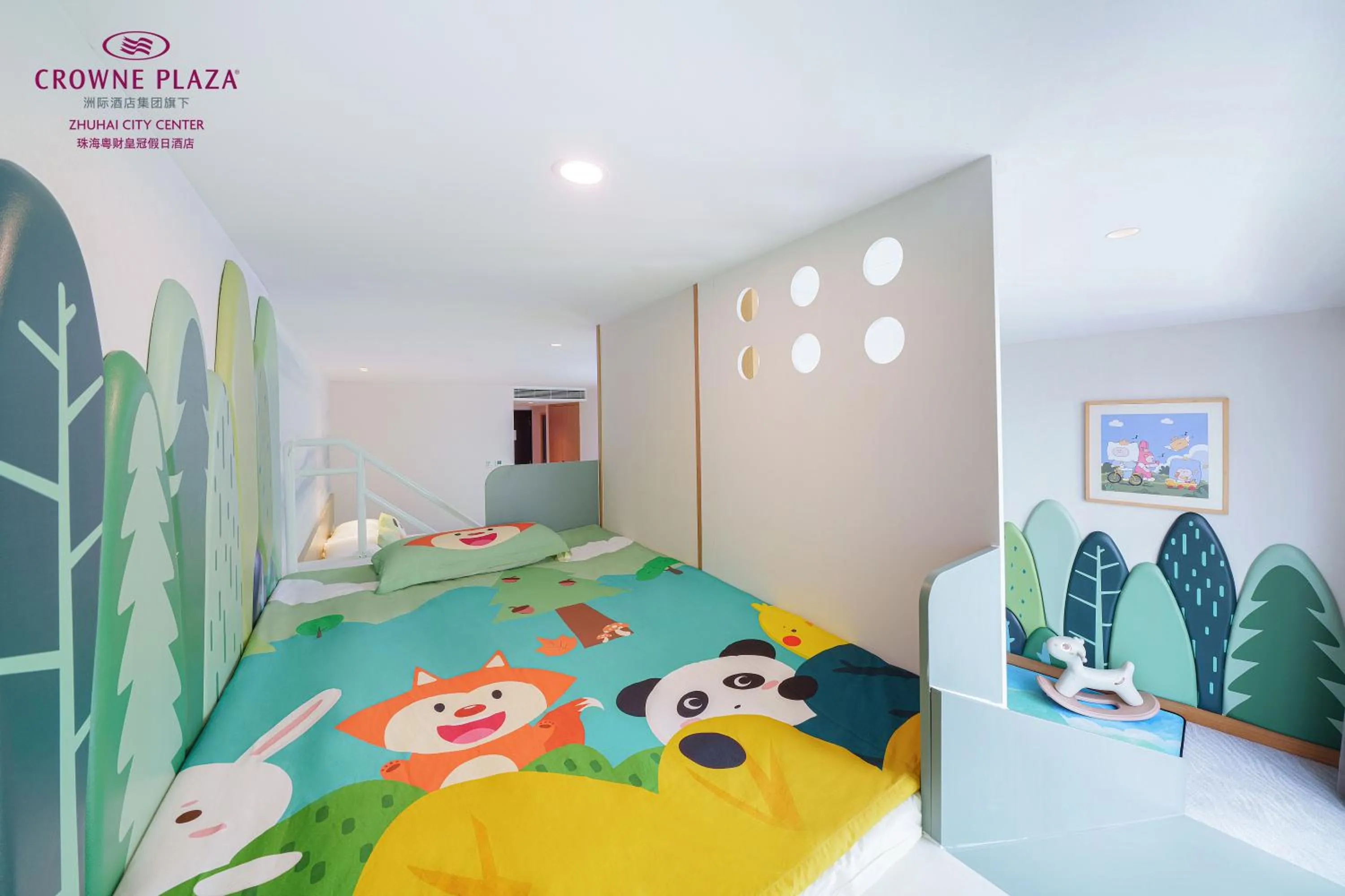 Bed in Crowne Plaza Zhuhai City Center by IHG