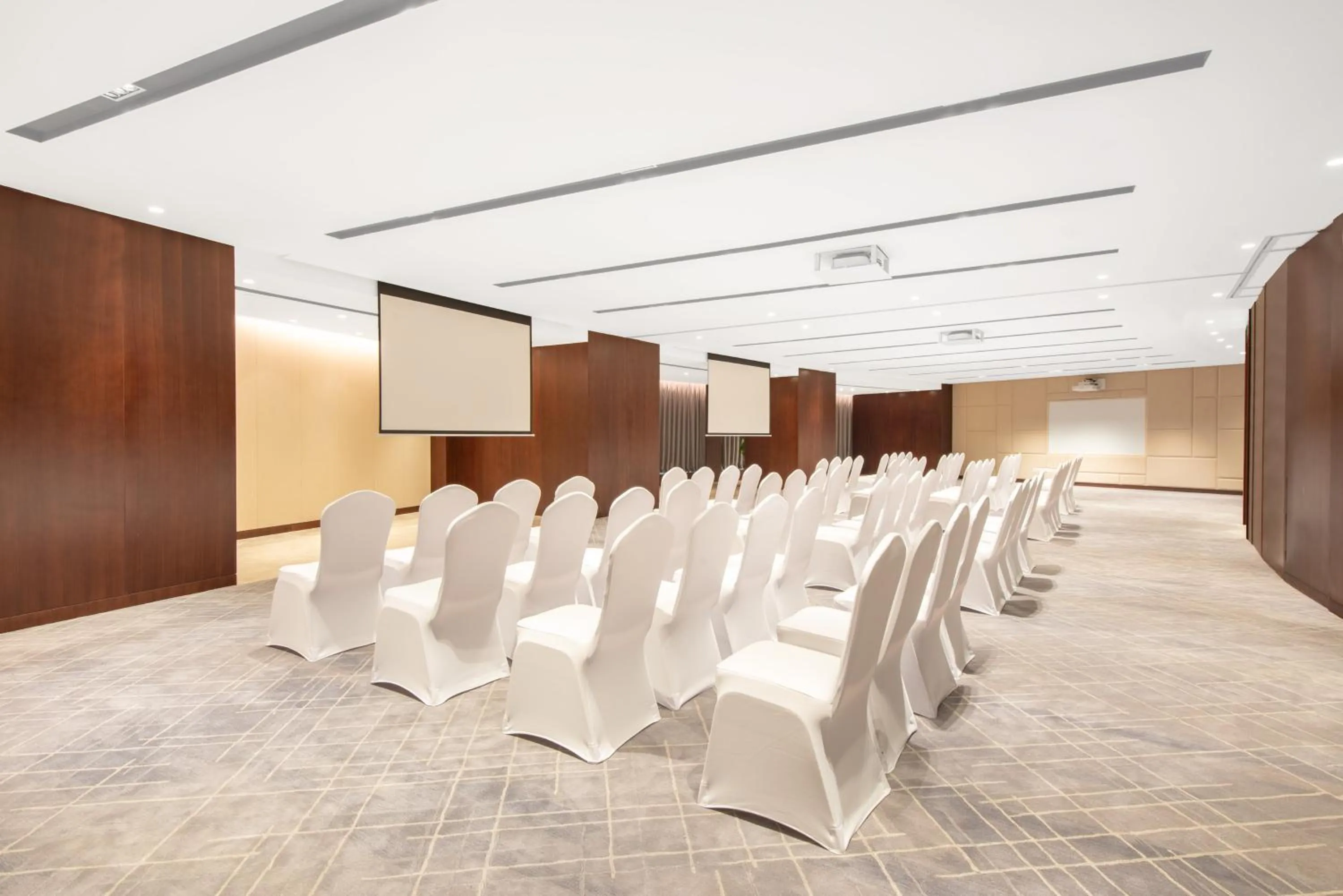 Meeting/conference room in Crowne Plaza Zhuhai City Center by IHG
