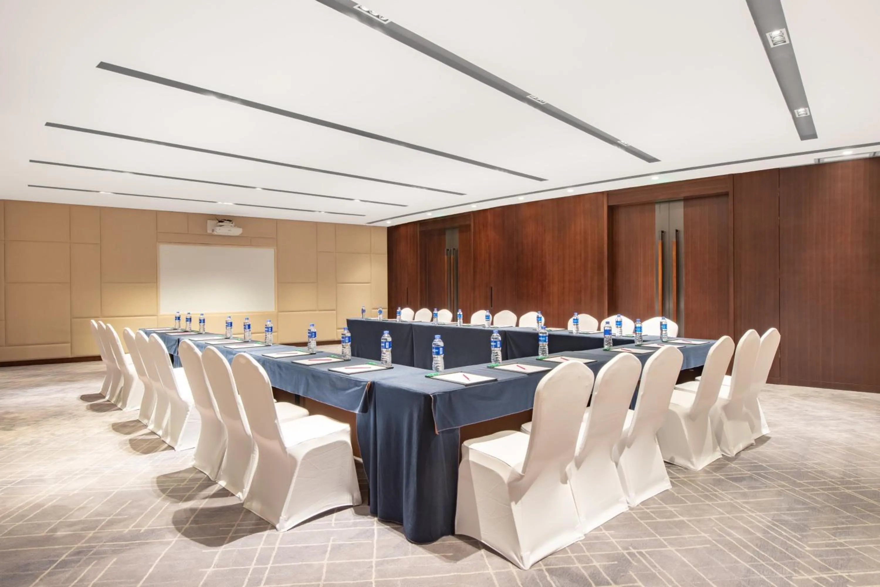 Meeting/conference room in Crowne Plaza Zhuhai City Center by IHG