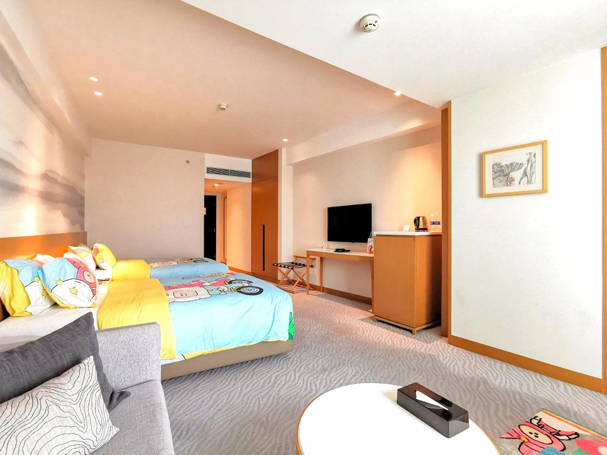 Photo of the whole room, Bed in Crowne Plaza Zhuhai City Center by IHG