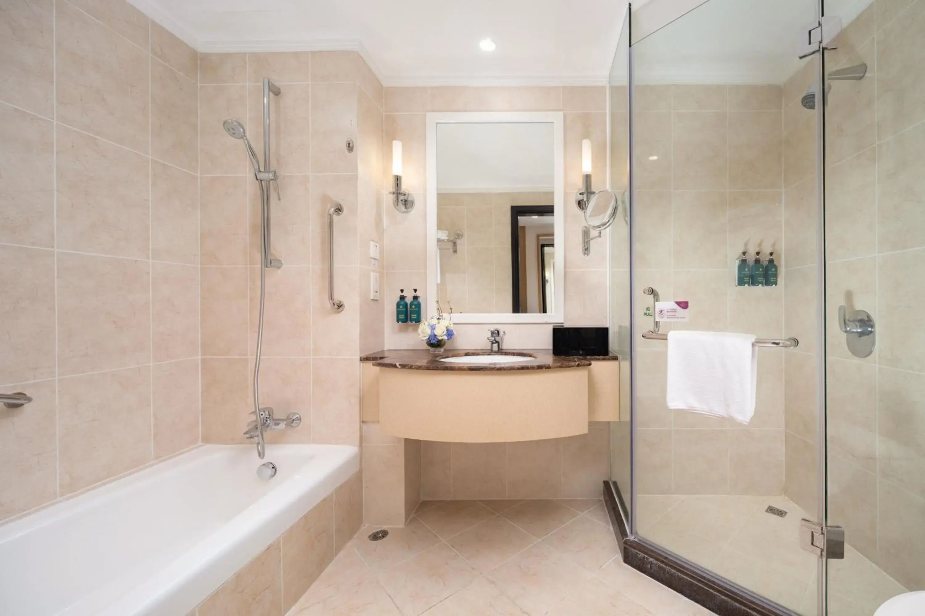 Standard Twin Room - Lounge Access in Crowne Plaza Zhuhai City Center by IHG - offers free one-way shuttle to Chimelong Ocean Kingdom Standard Twin Room - Lounge Access in Crowne Plaza Zhuhai City Center by IHG - offers free one-way shuttle to Chimelong Ocean Kingdom