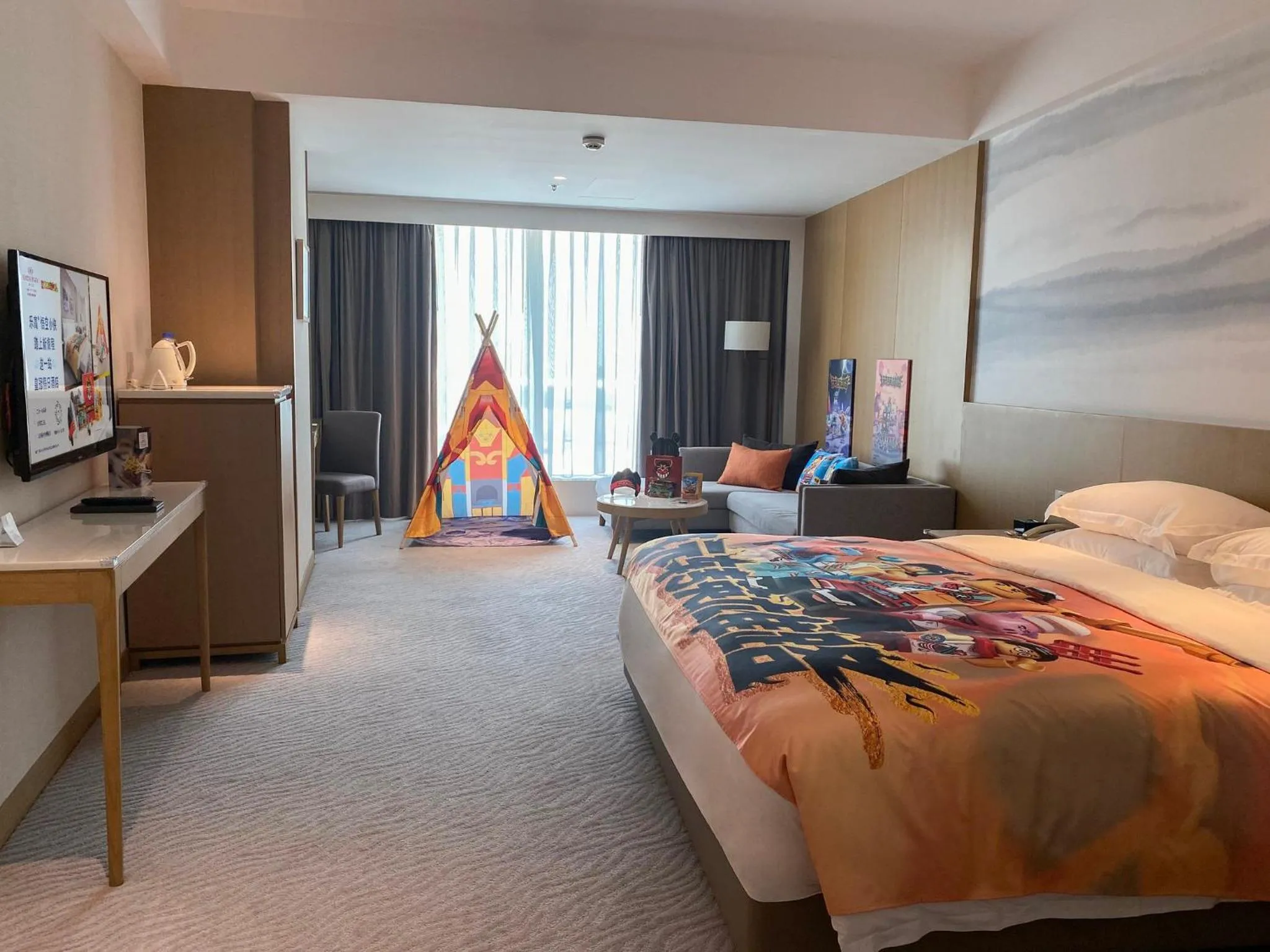 Photo of the whole room, Bed in Crowne Plaza Zhuhai City Center by IHG