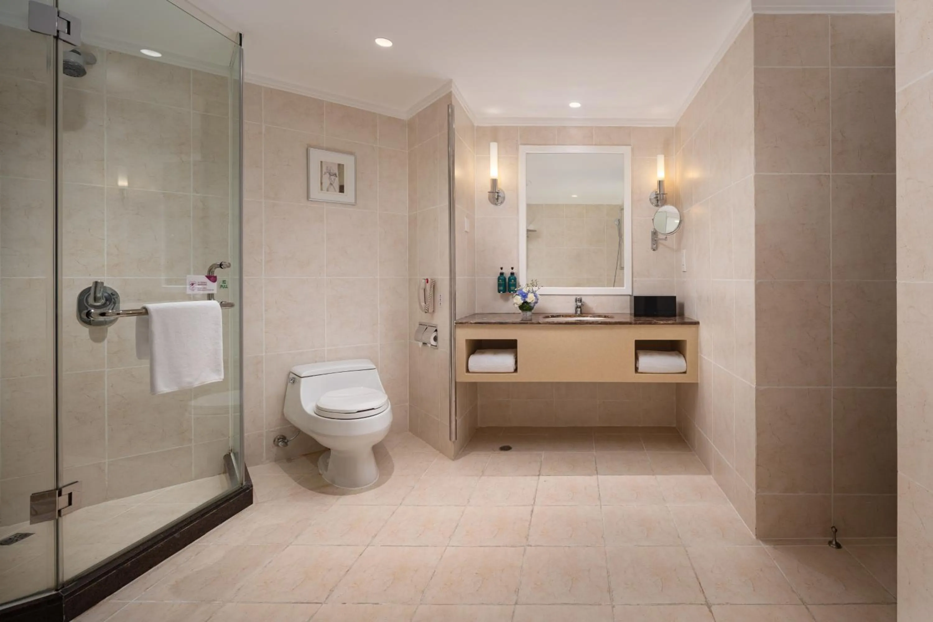 Photo of the whole room in Crowne Plaza Zhuhai City Center by IHG