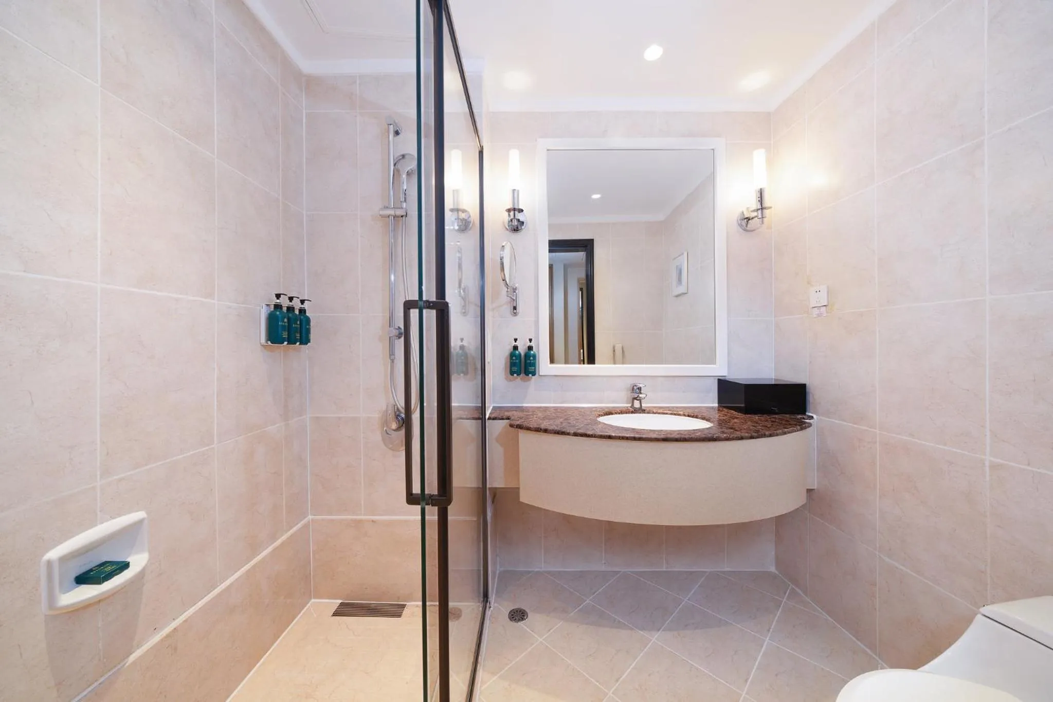 Photo of the whole room in Crowne Plaza Zhuhai City Center by IHG