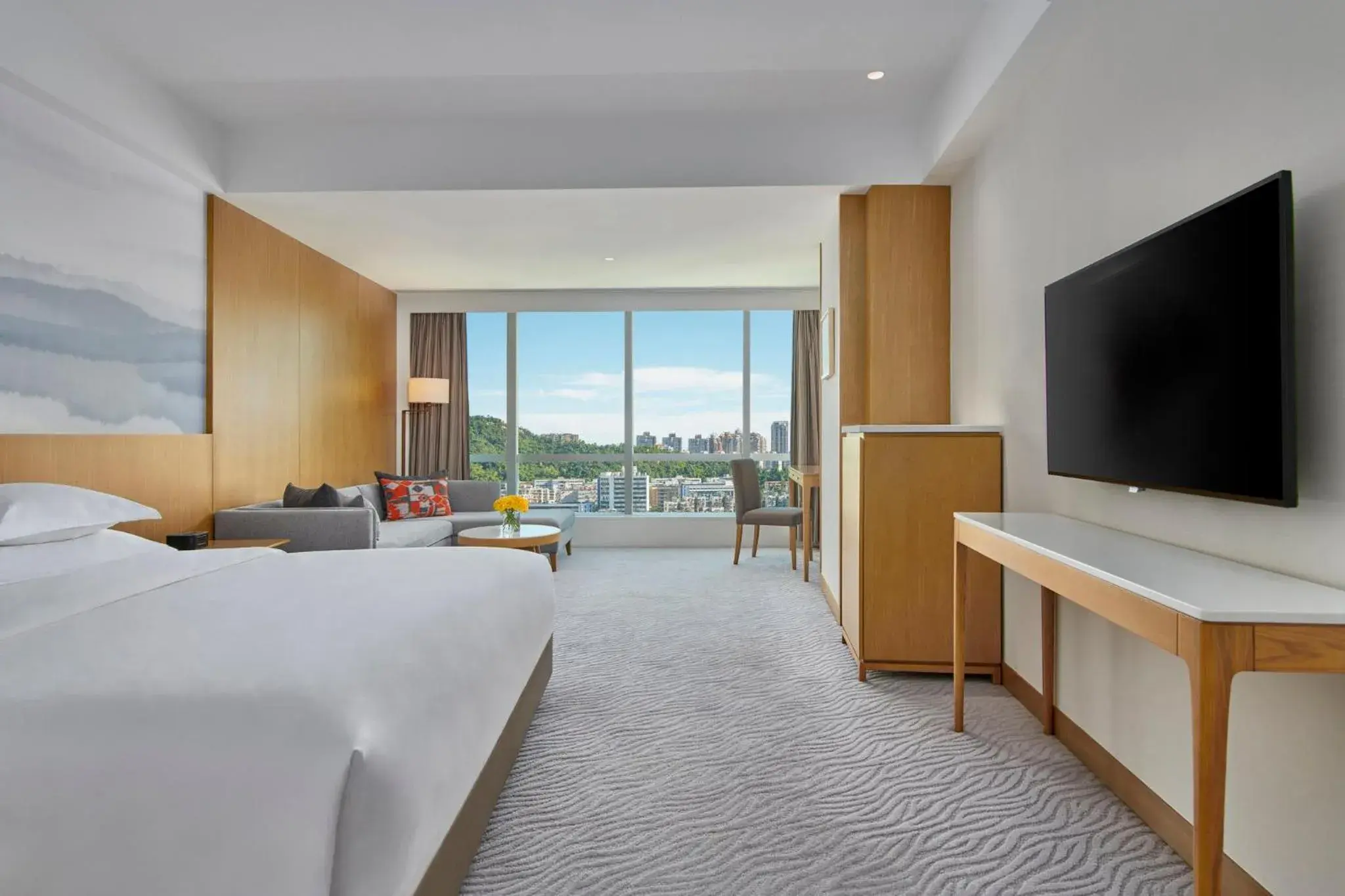Standard King Room with Lounge Access in Crowne Plaza Zhuhai City Center by IHG - offers free one-way shuttle to Chimelong Ocean Kingdom Standard King Room with Lounge Access in Crowne Plaza Zhuhai City Center by IHG - offers free one-way shuttle to Chimelong Ocean Kingdom