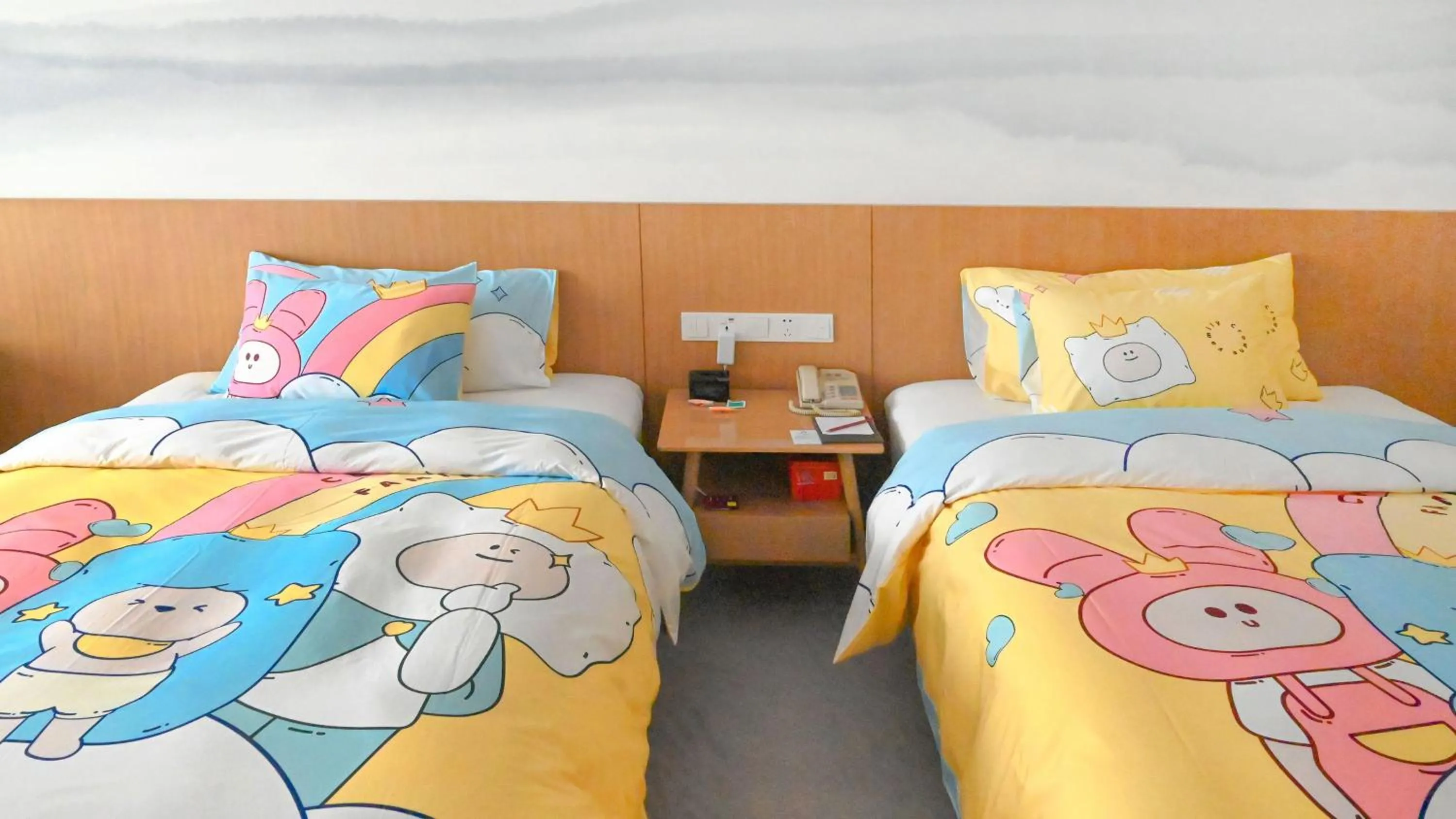 Photo of the whole room, Bed in Crowne Plaza Zhuhai City Center by IHG