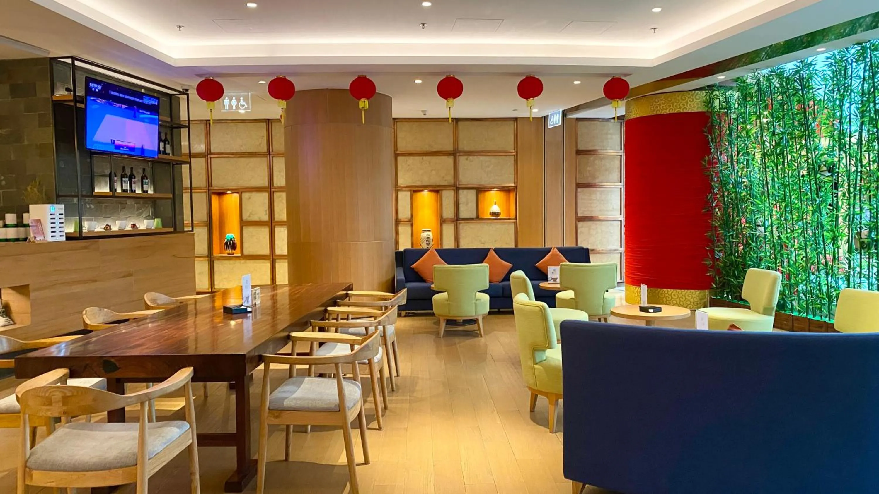 Restaurant/places to eat in Crowne Plaza Zhuhai City Center by IHG