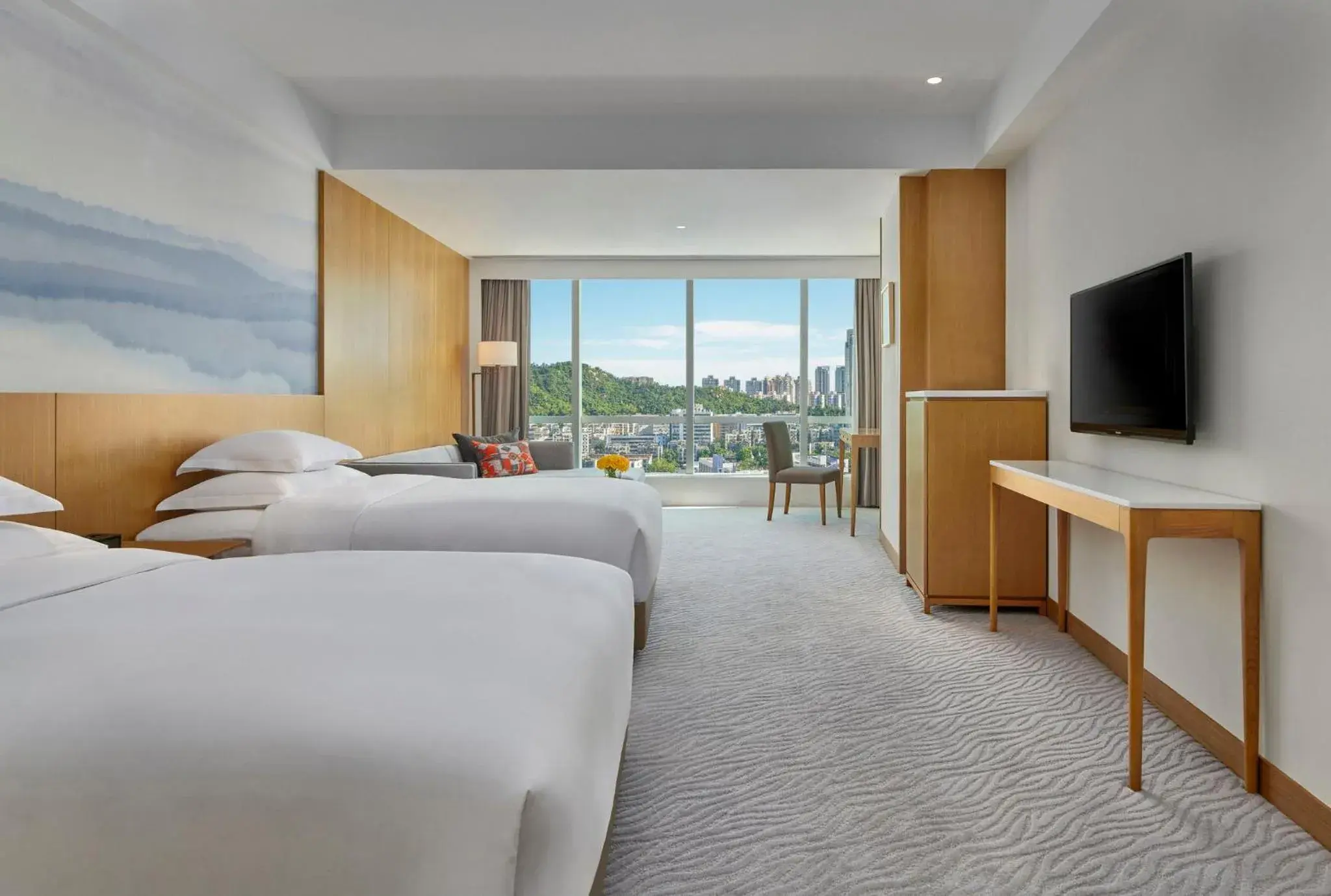 Standard Room in Crowne Plaza Zhuhai City Center by IHG - offers free one-way shuttle to Chimelong Ocean Kingdom Standard Room in Crowne Plaza Zhuhai City Center by IHG - offers free one-way shuttle to Chimelong Ocean Kingdom