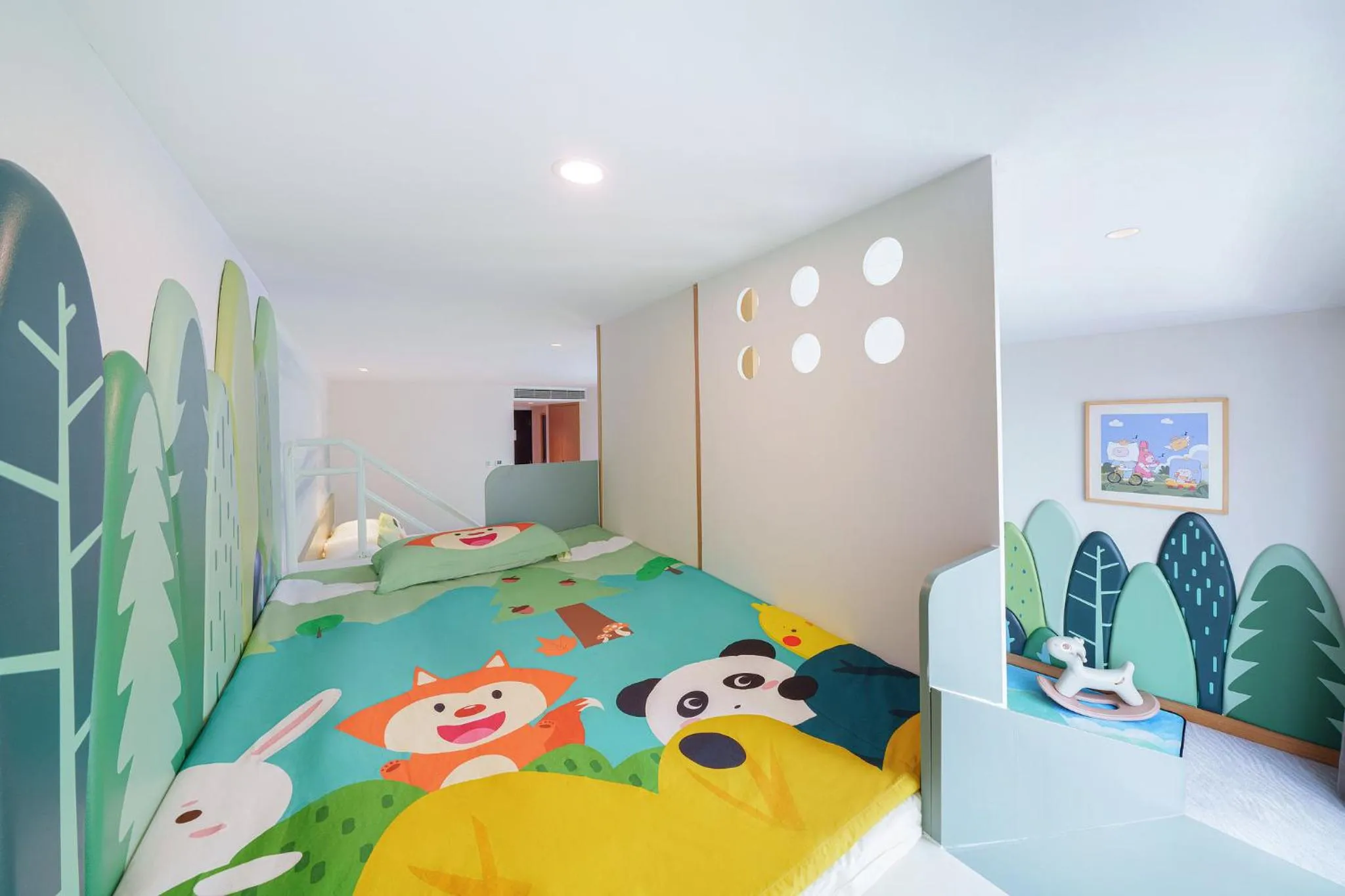 Photo of the whole room, Bed in Crowne Plaza Zhuhai City Center by IHG