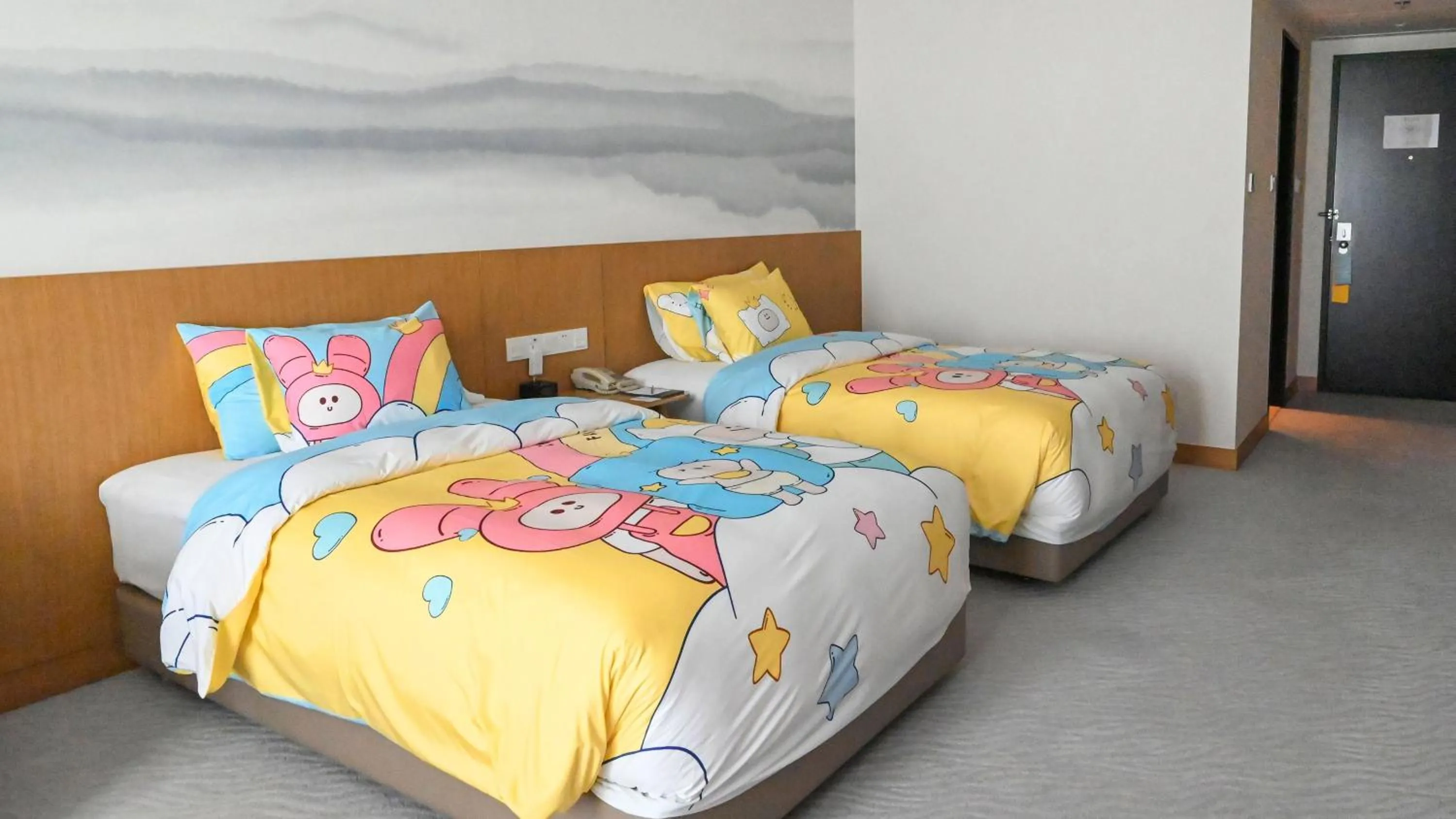 Photo of the whole room, Bed in Crowne Plaza Zhuhai City Center by IHG