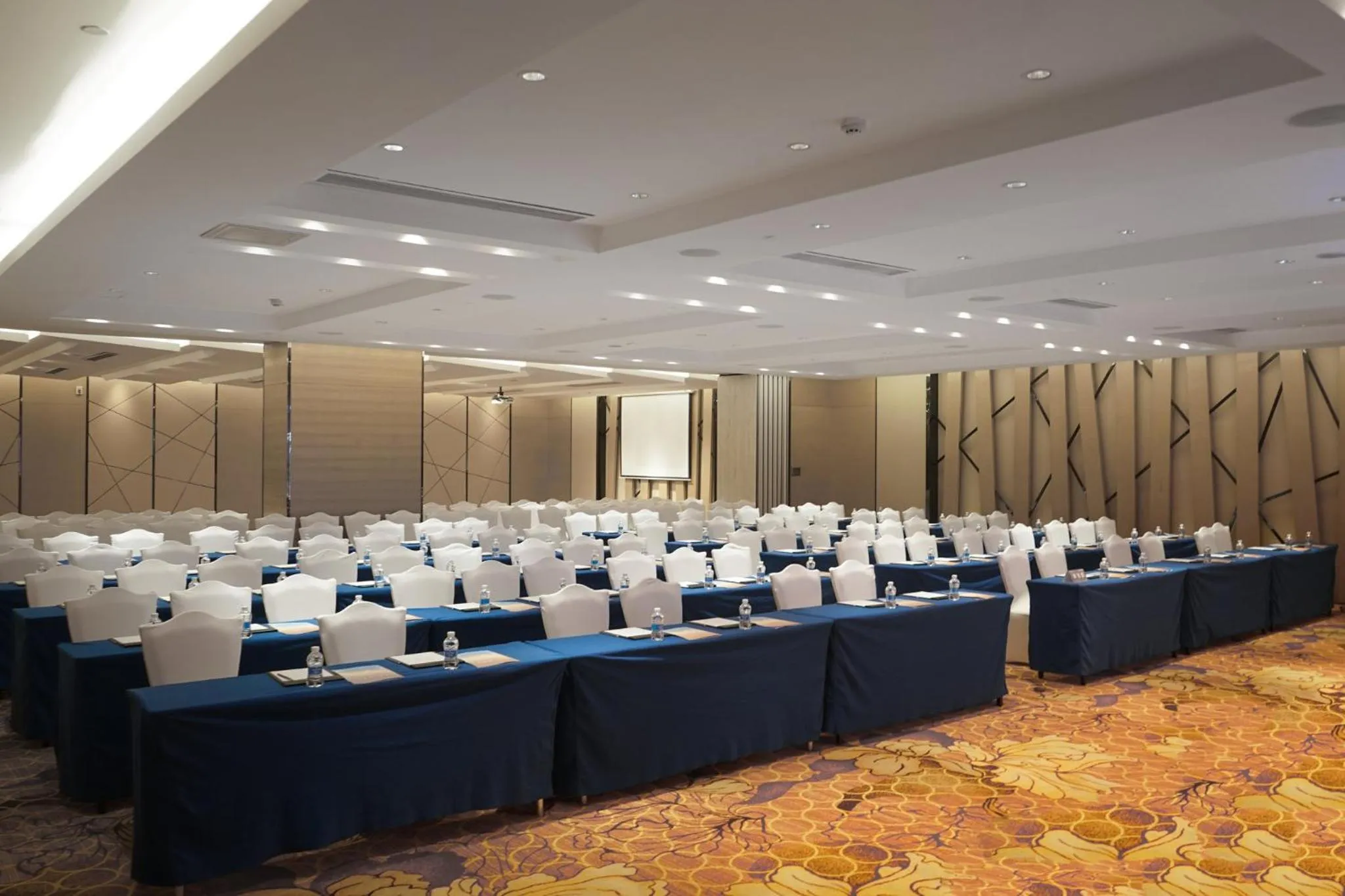 Meeting/conference room in Crowne Plaza Shenzhen Longgang City Centre by IHG