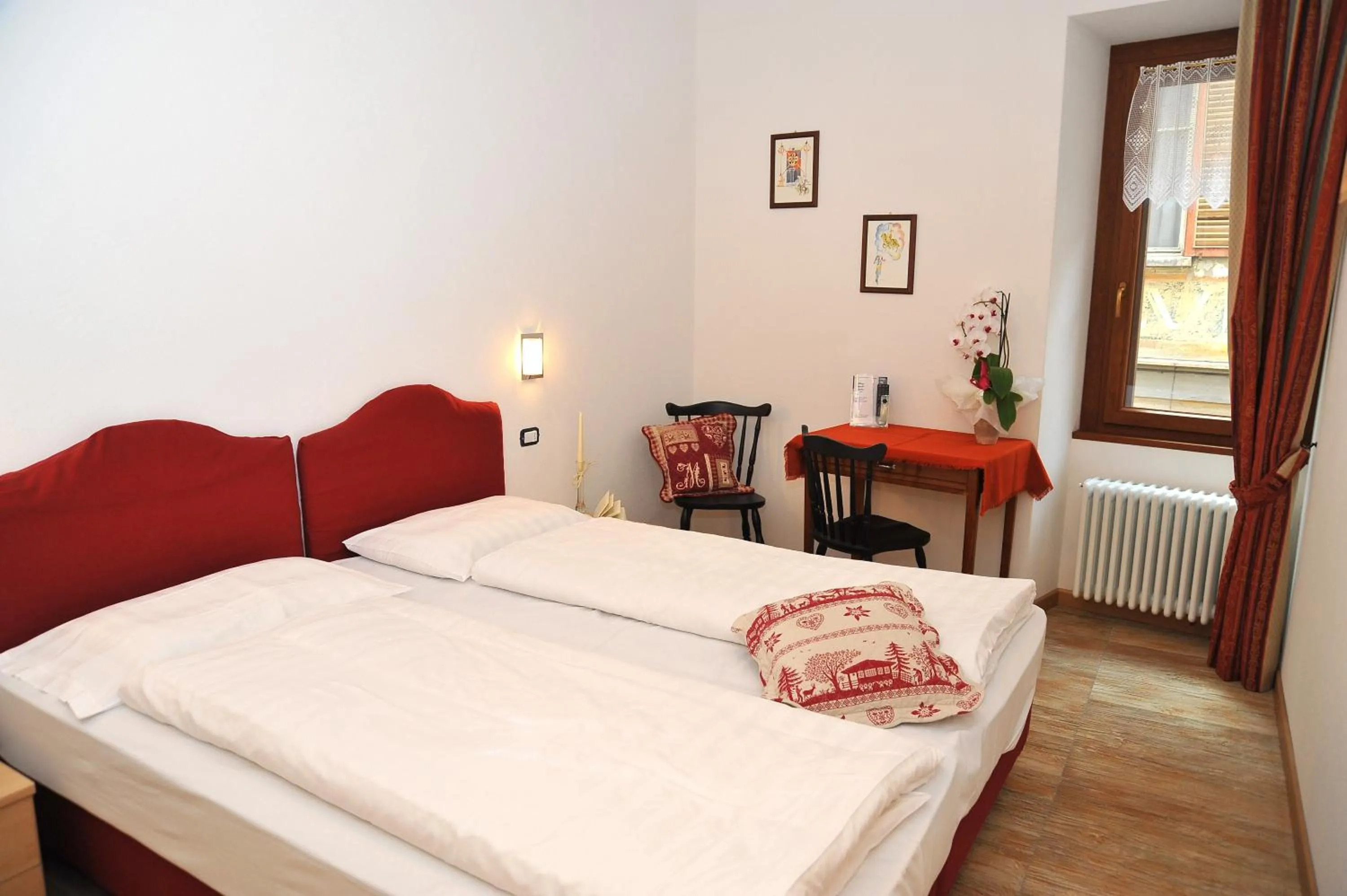 Photo of the whole room, Bed in Albergo Stelvio